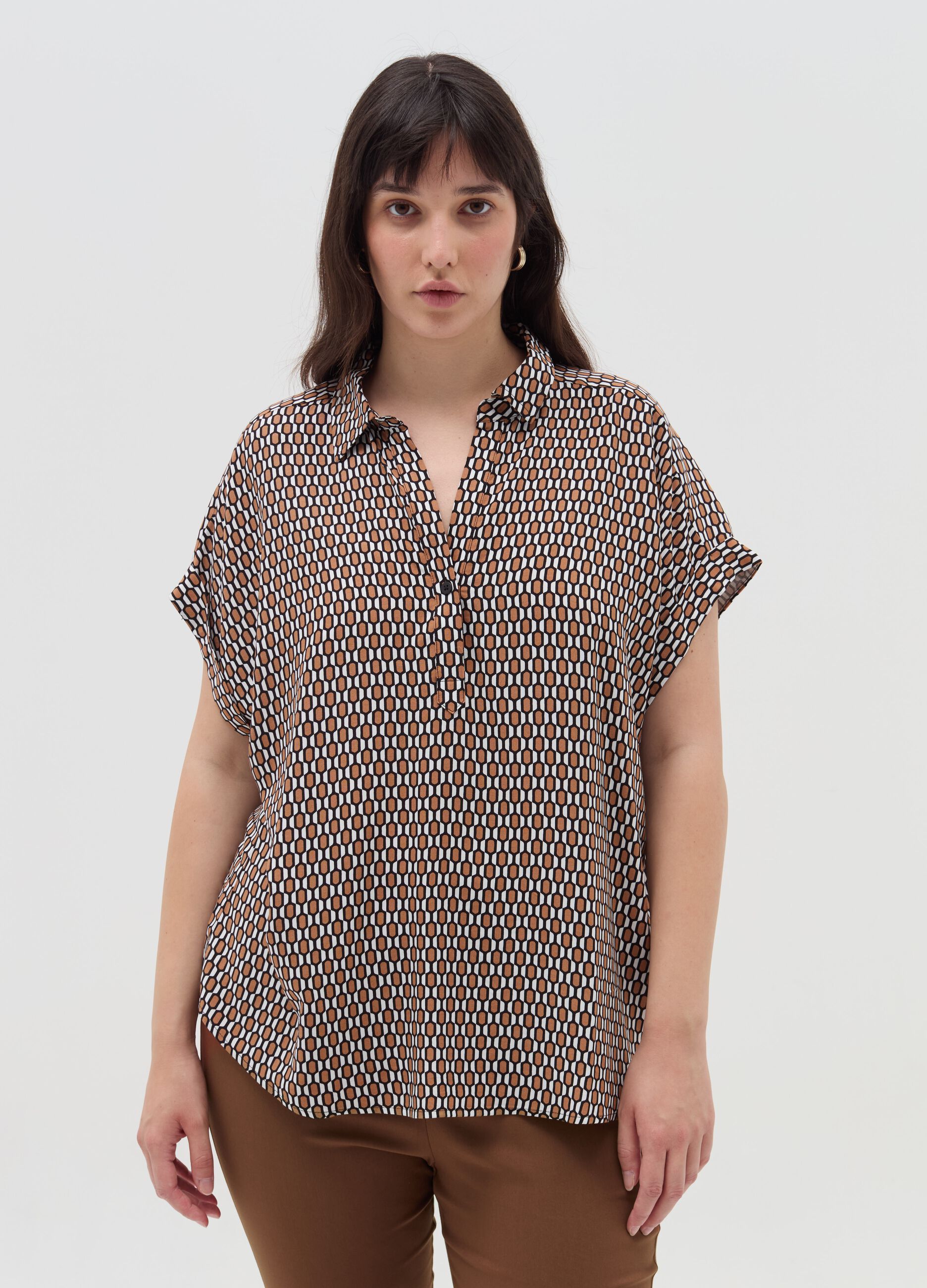 Curvy blouse with pattern and polo neckline