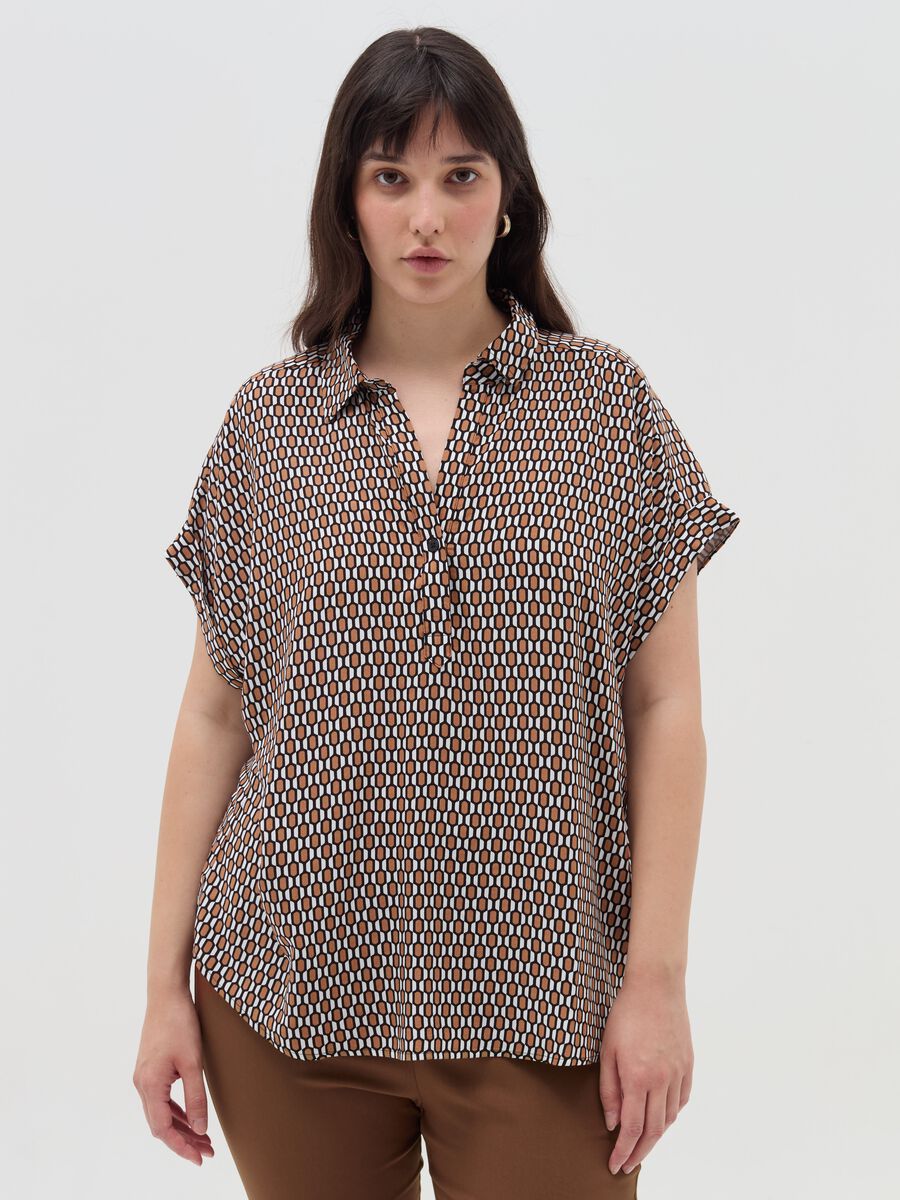 Curvy blouse with pattern and polo neckline_2