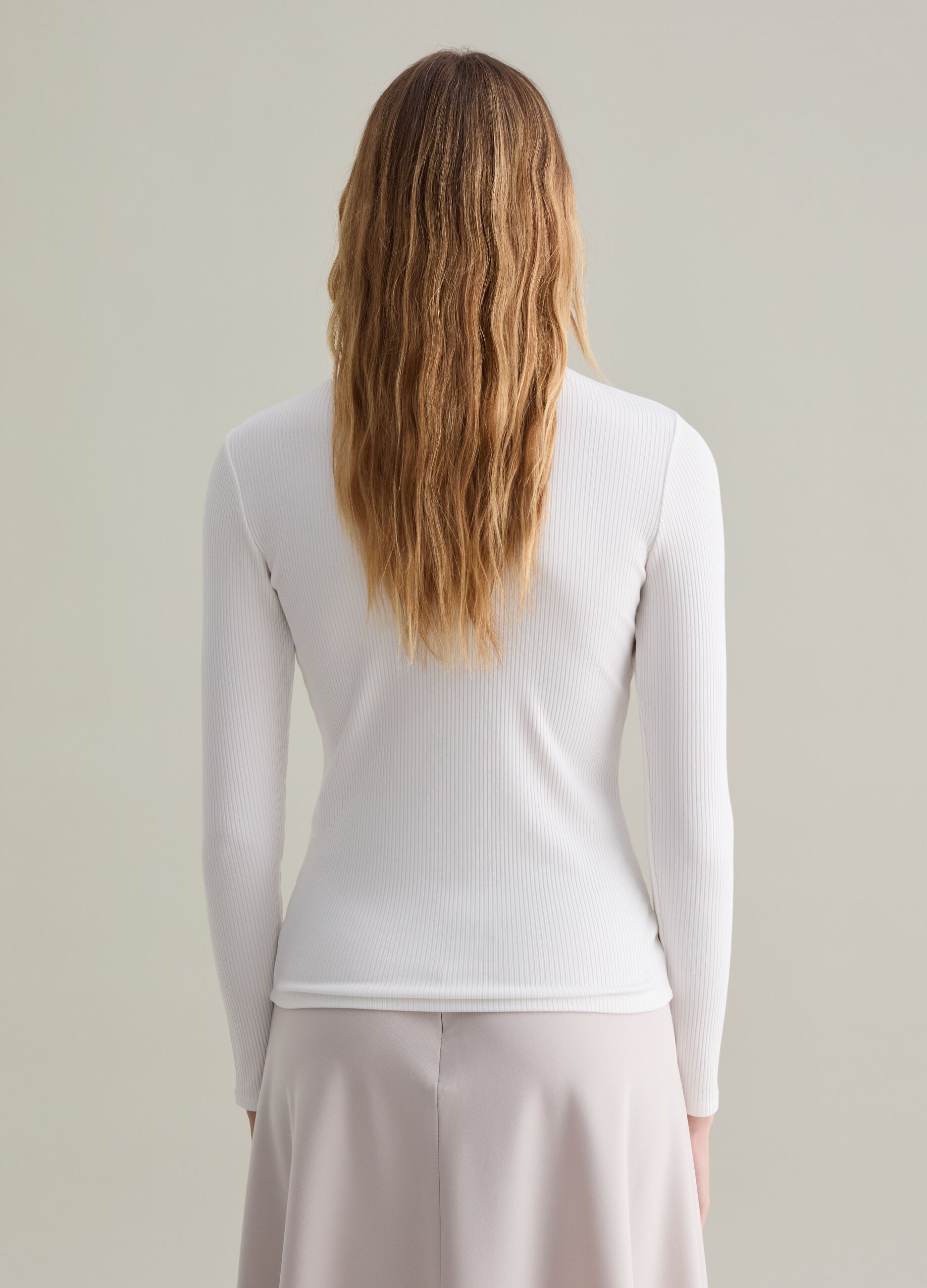 Contemporary flat-ribbed turtleneck pullover