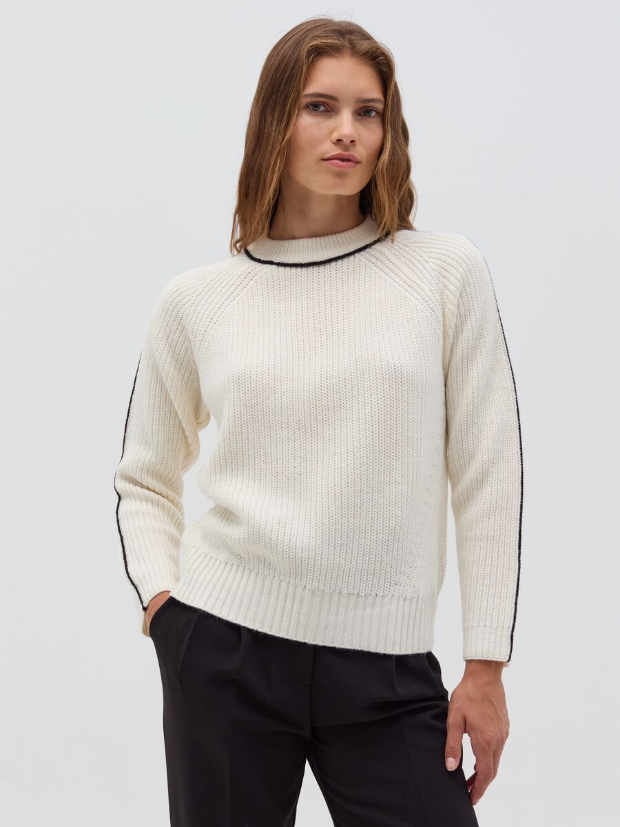 Pullover with contrasting striped edging_1