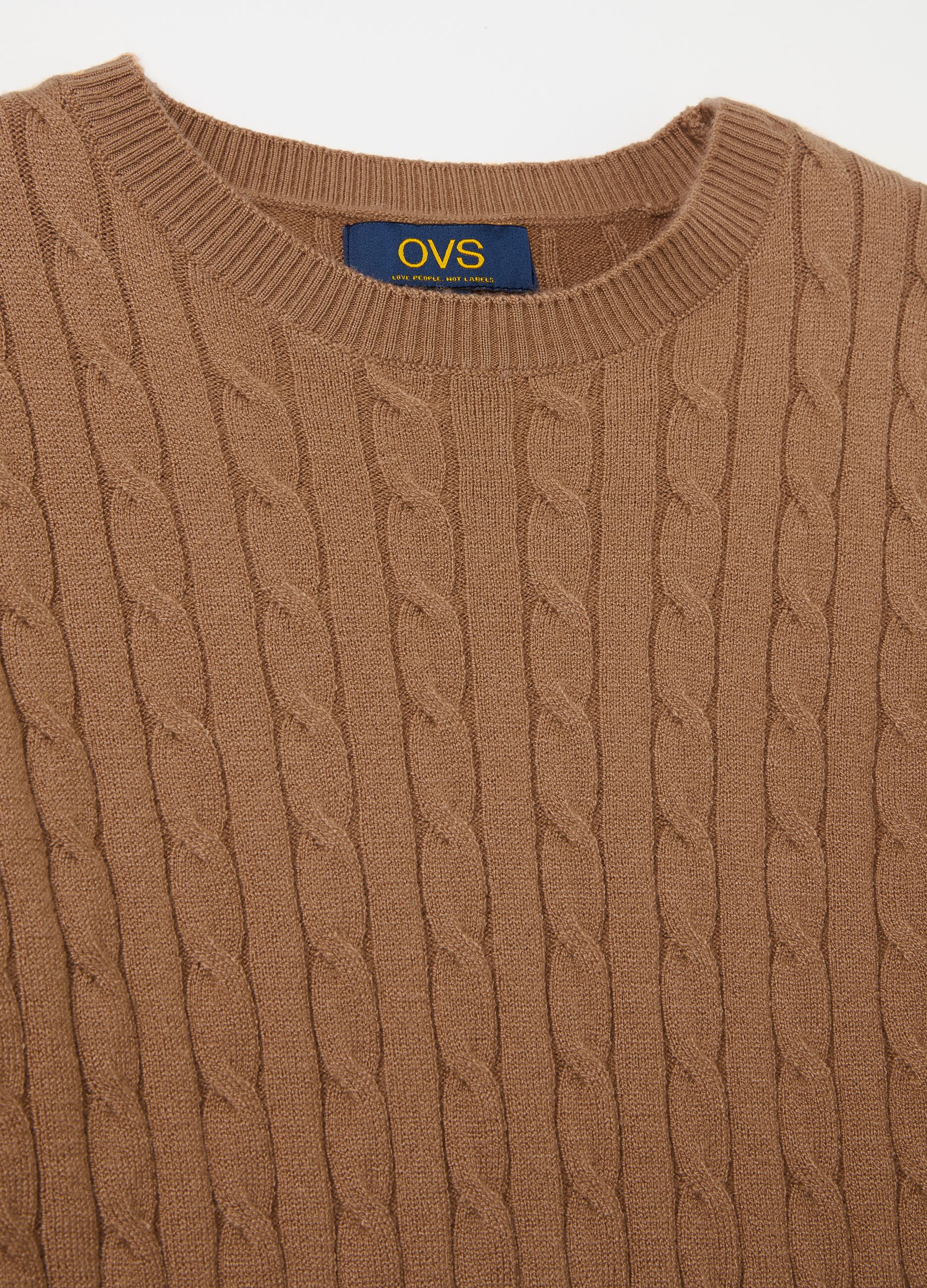 Ribbed pullover with cable-knit design