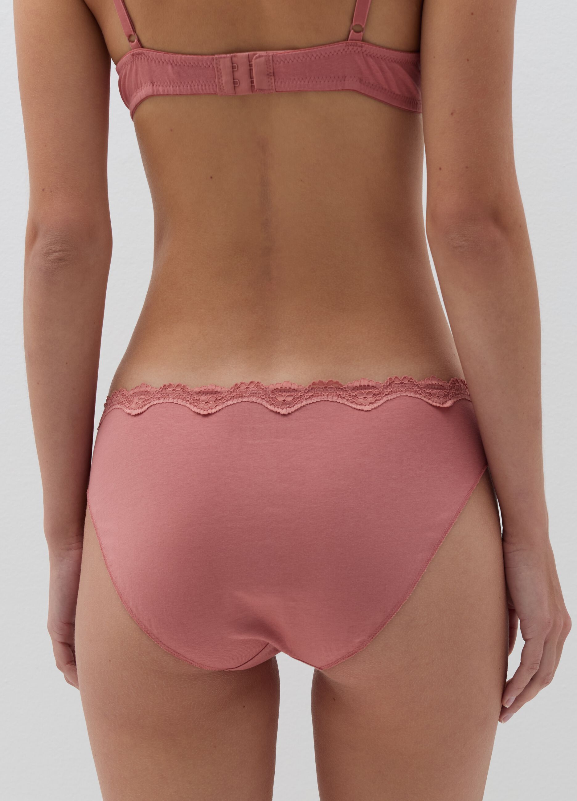 Briefs in organic cotton with lace trim