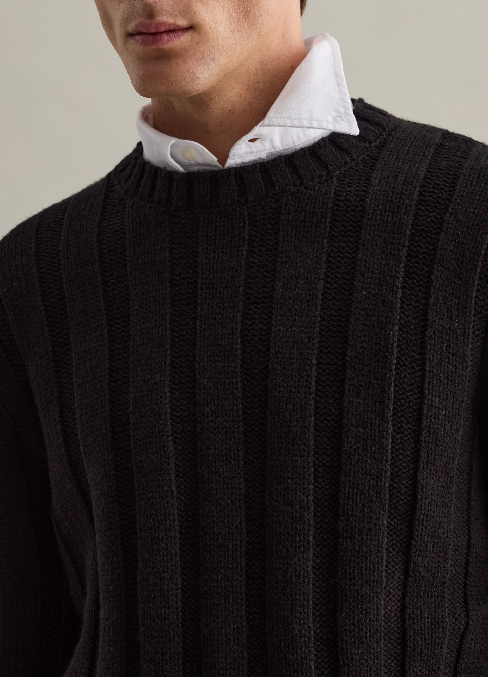 Ribbed pullover with round neckline