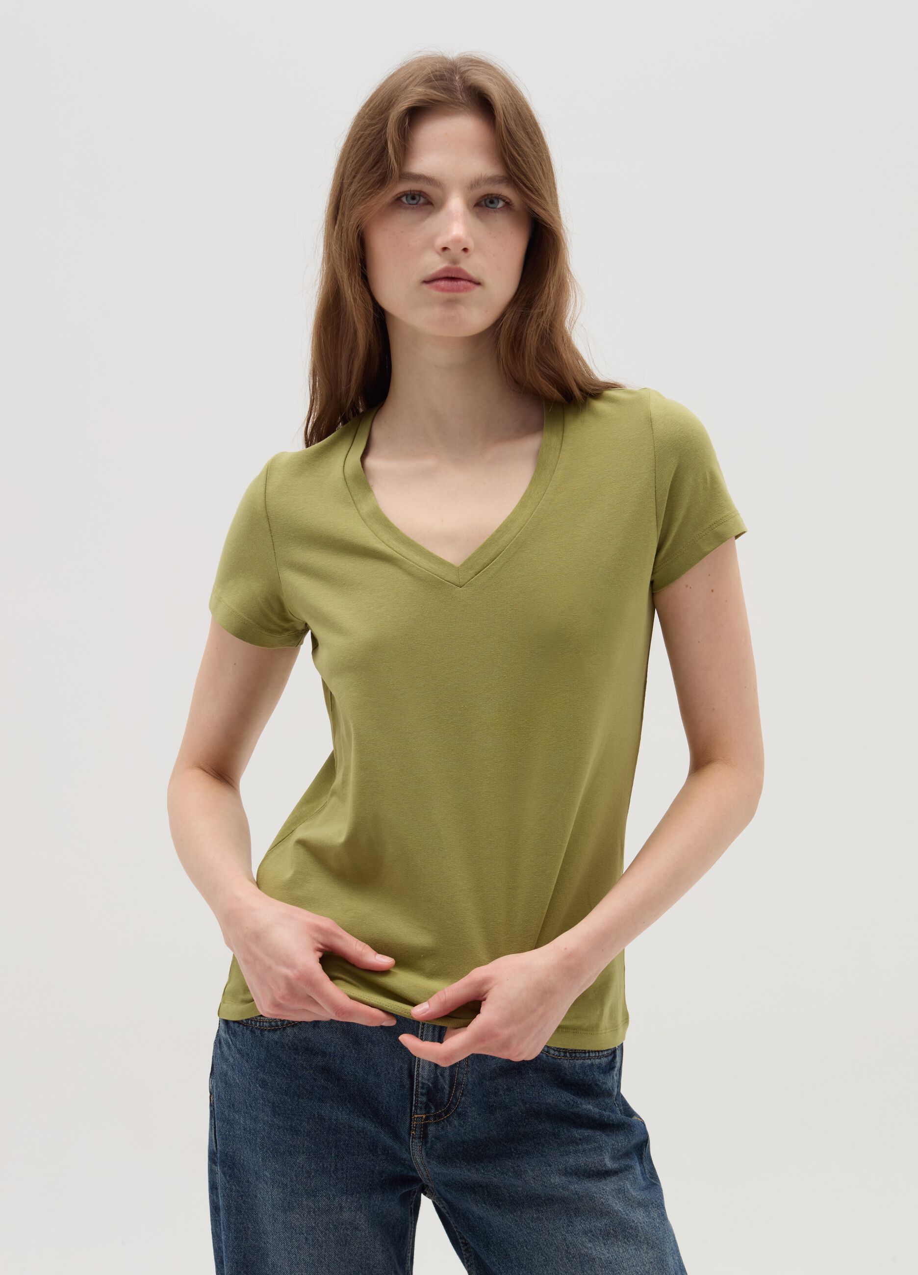 Solid colour T-shirt with V neck