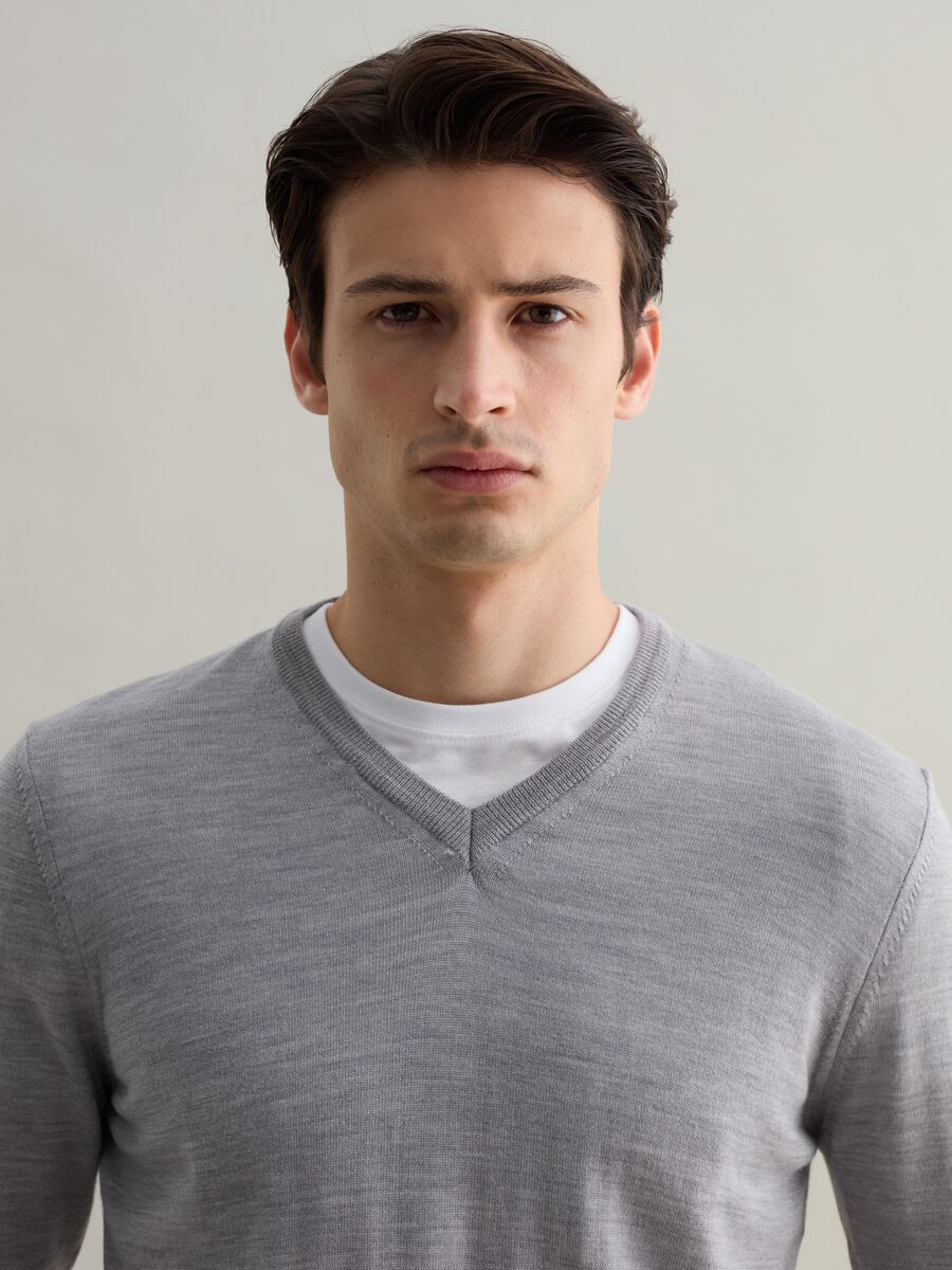 Merino wool pullover with V neck_2