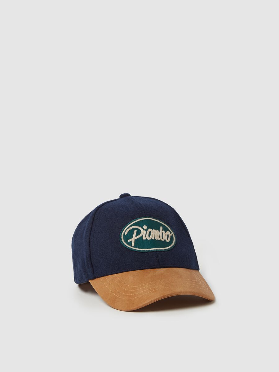 Hat with logo patch_0