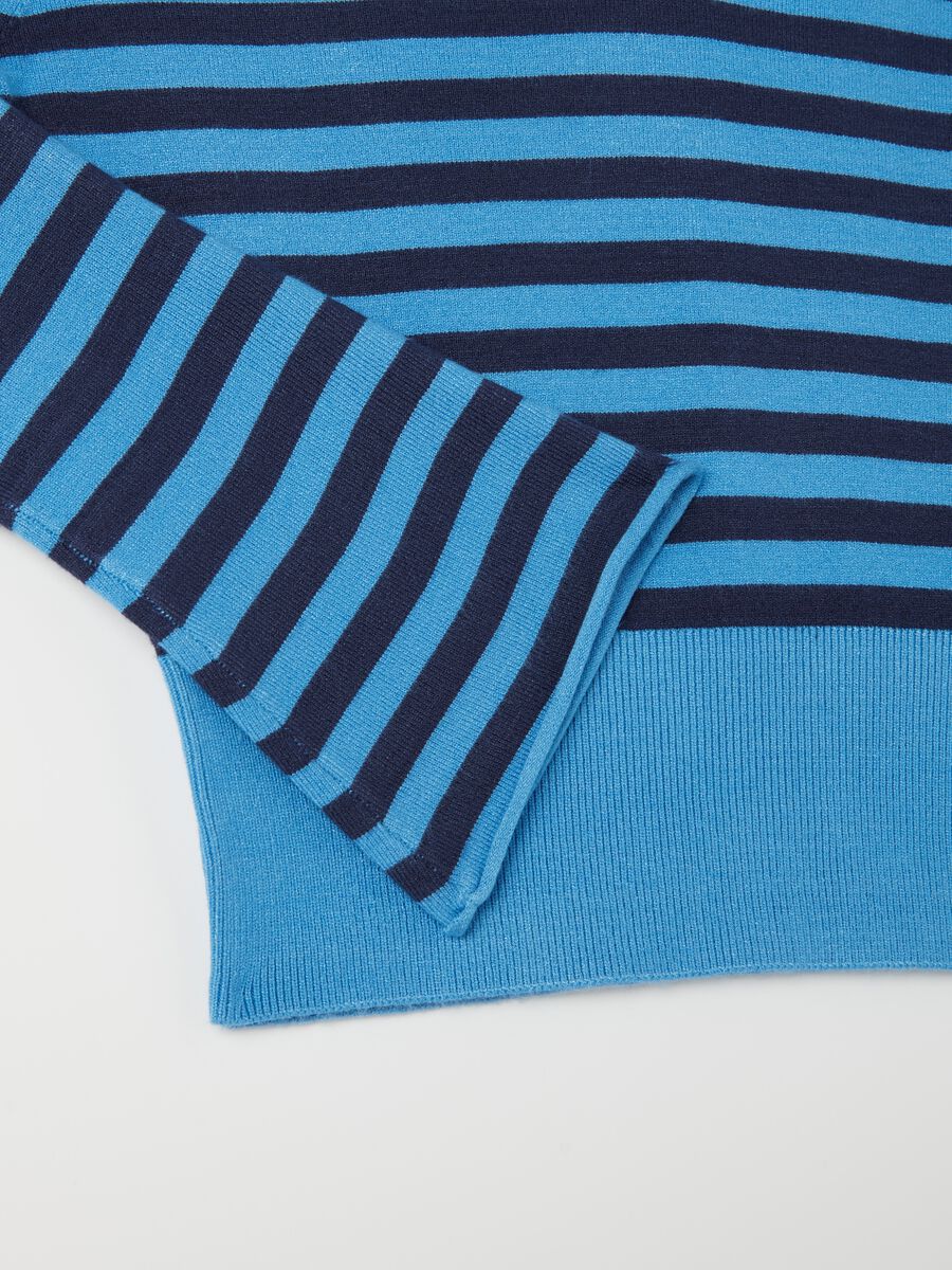 Crop pullover with V neck and stripes_1