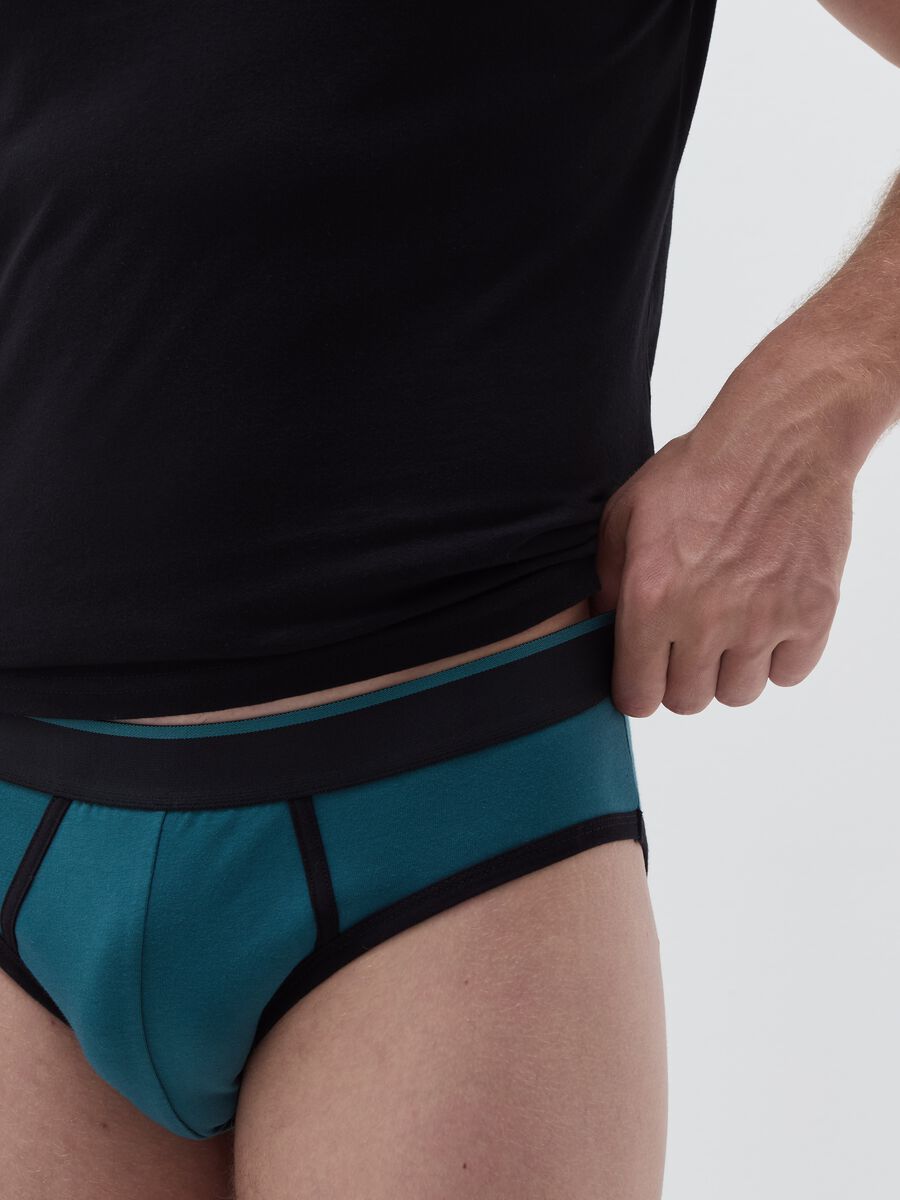 Three-pack briefs with contrasting piping_4