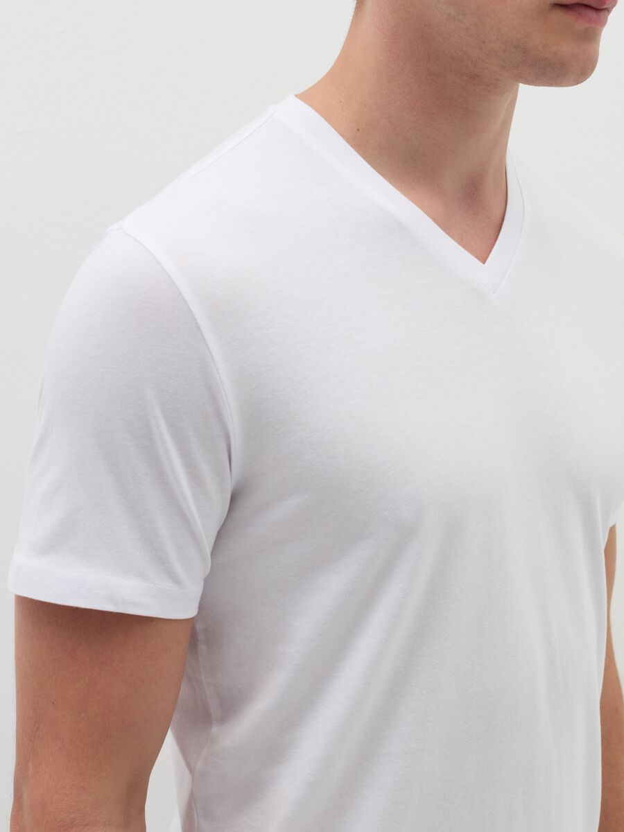 Organic cotton undershirt with V neck_3