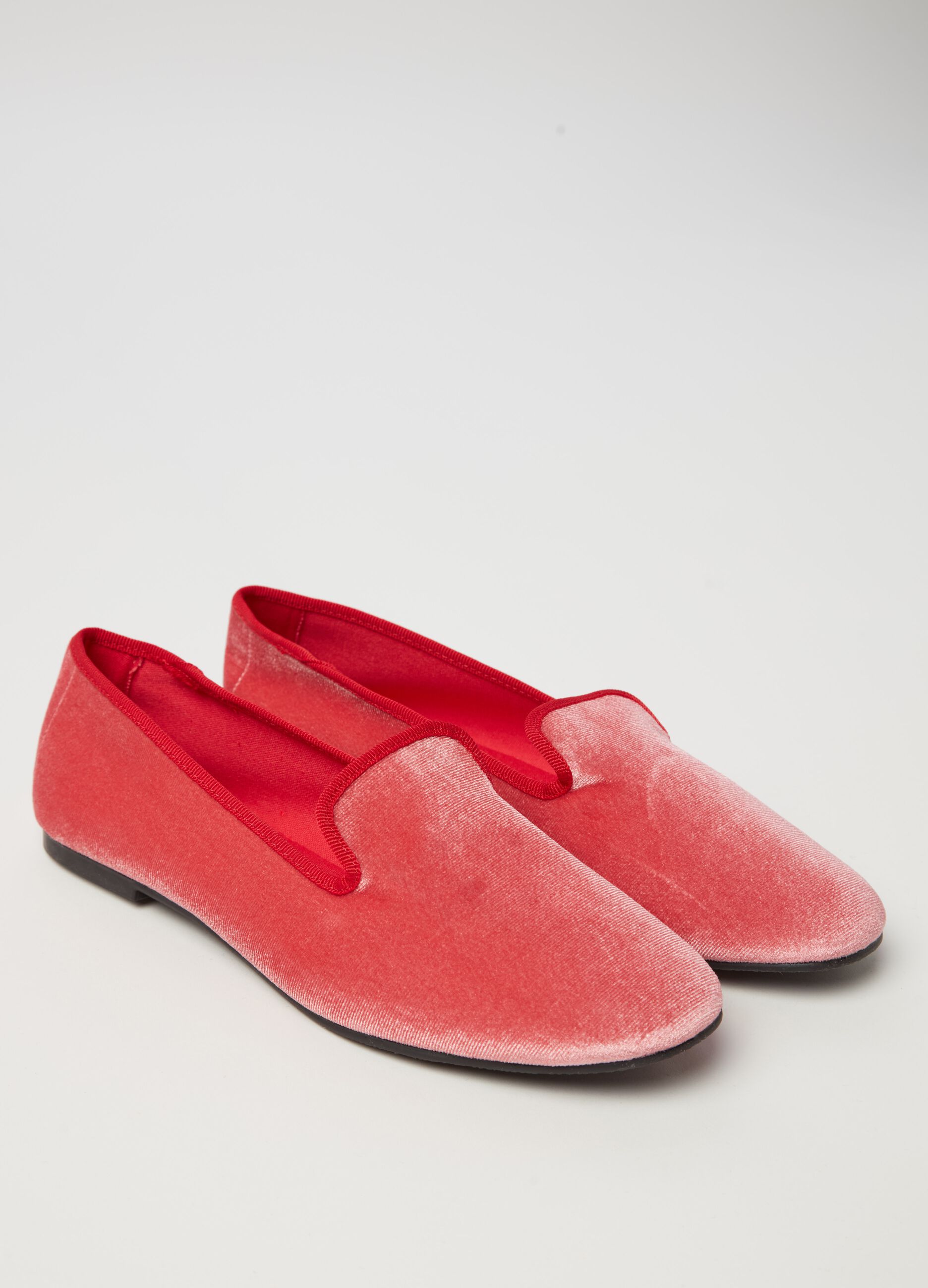 Slipper shoes with contrasting edging