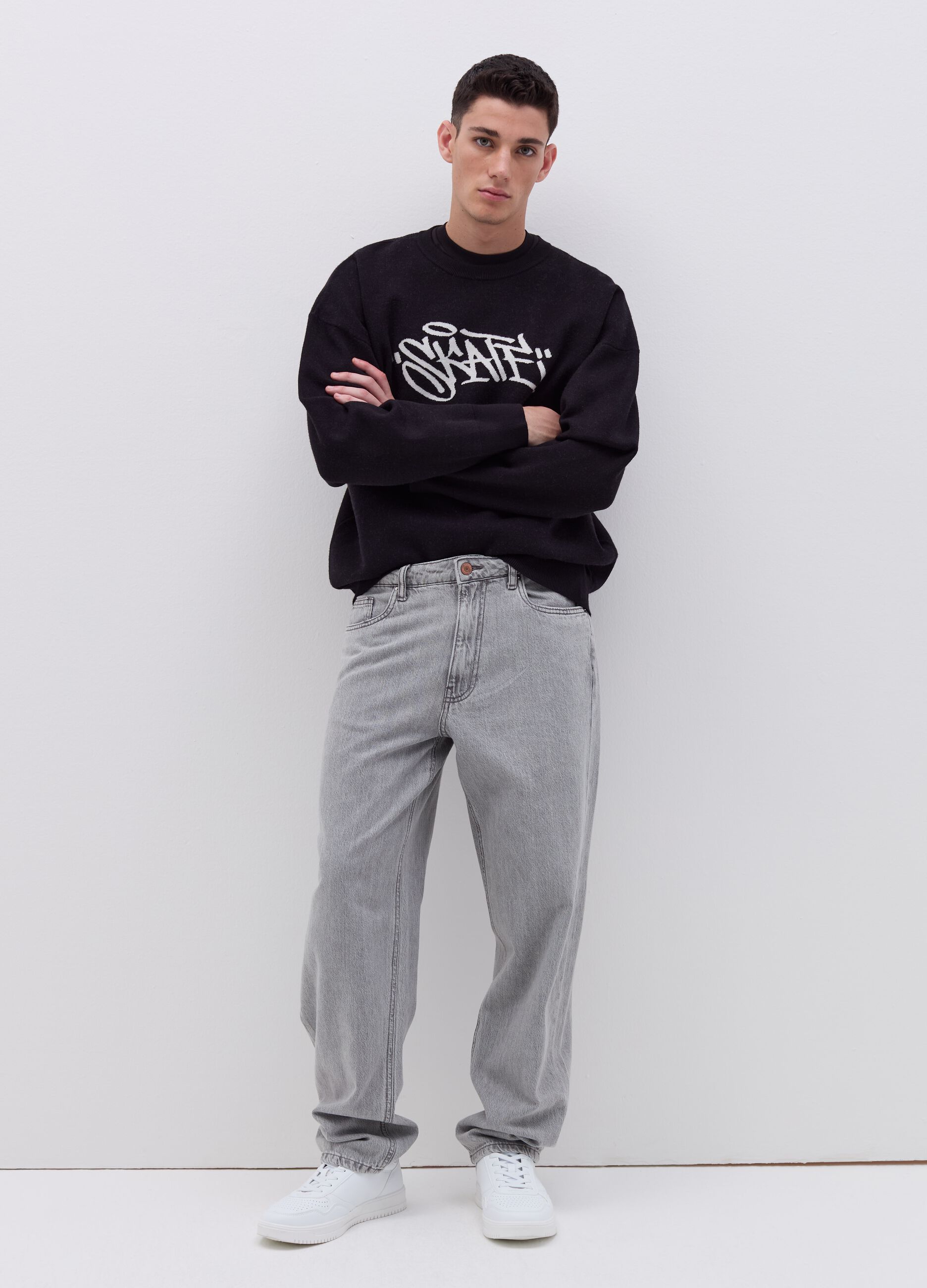 Pullover with jacquard lettering