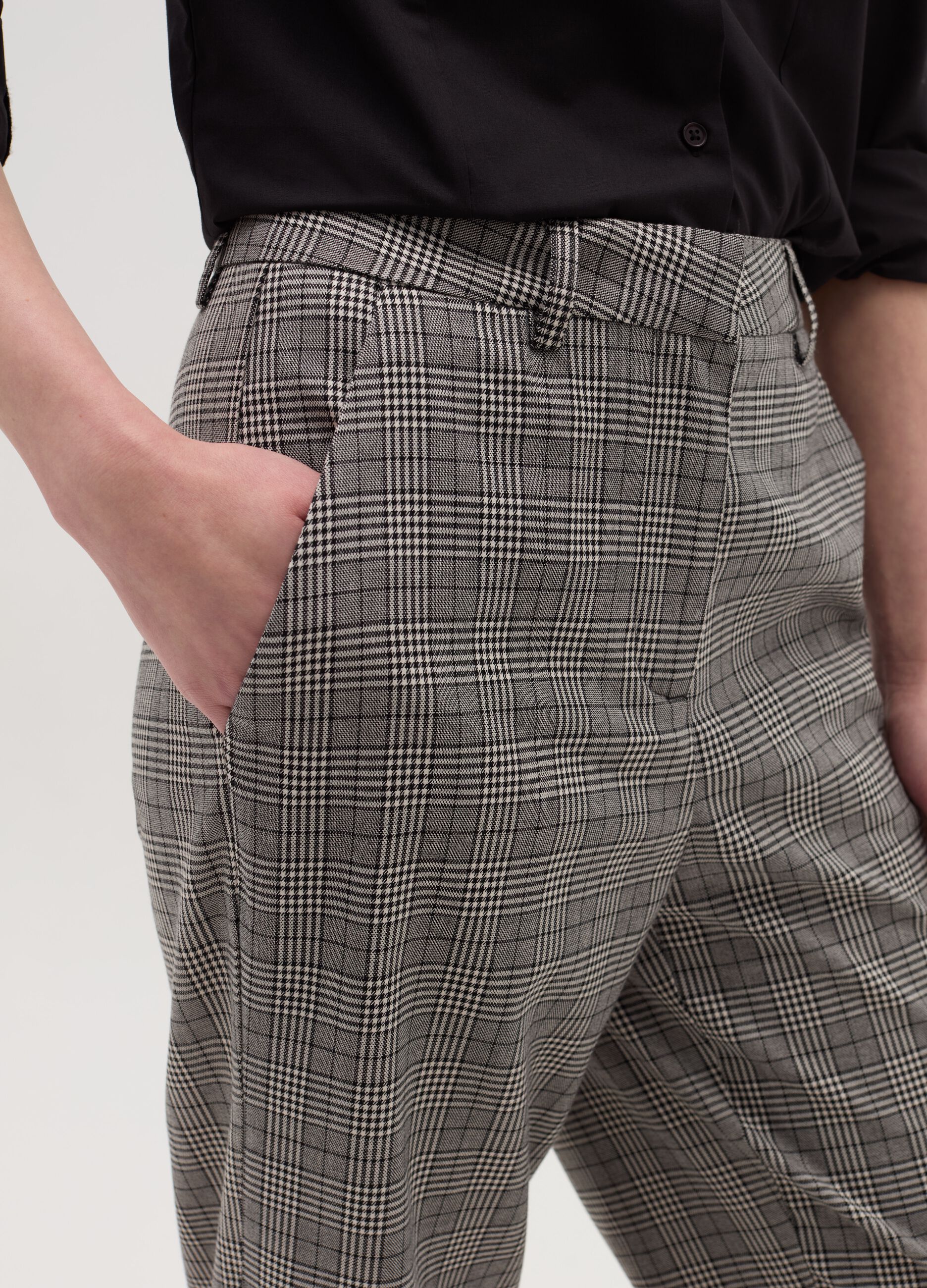 Trousers with splits on the hem