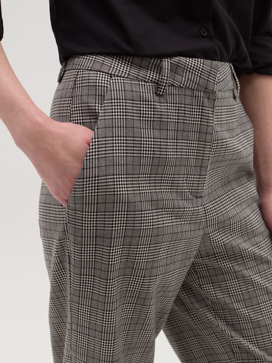 Trousers with splits on the hem_3