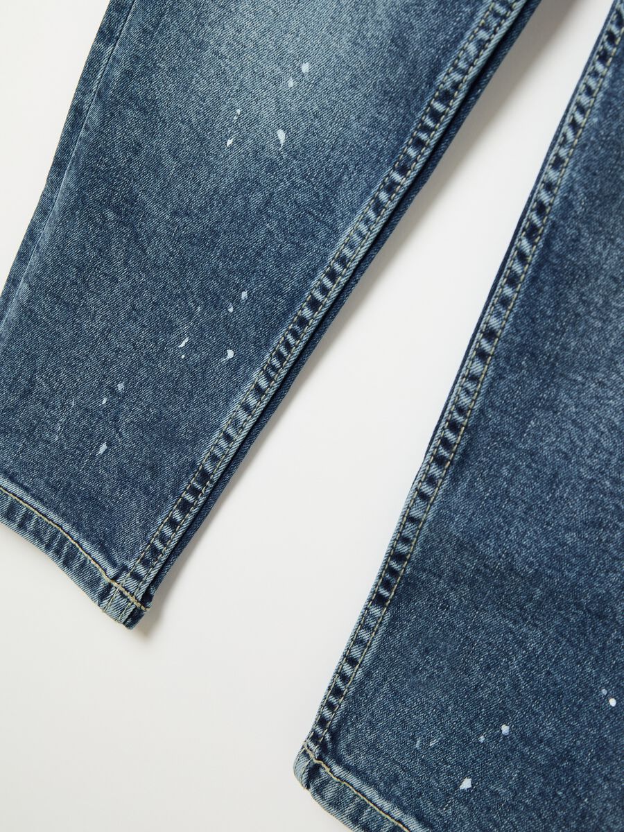 Five-pocket jeans with abrasions_3