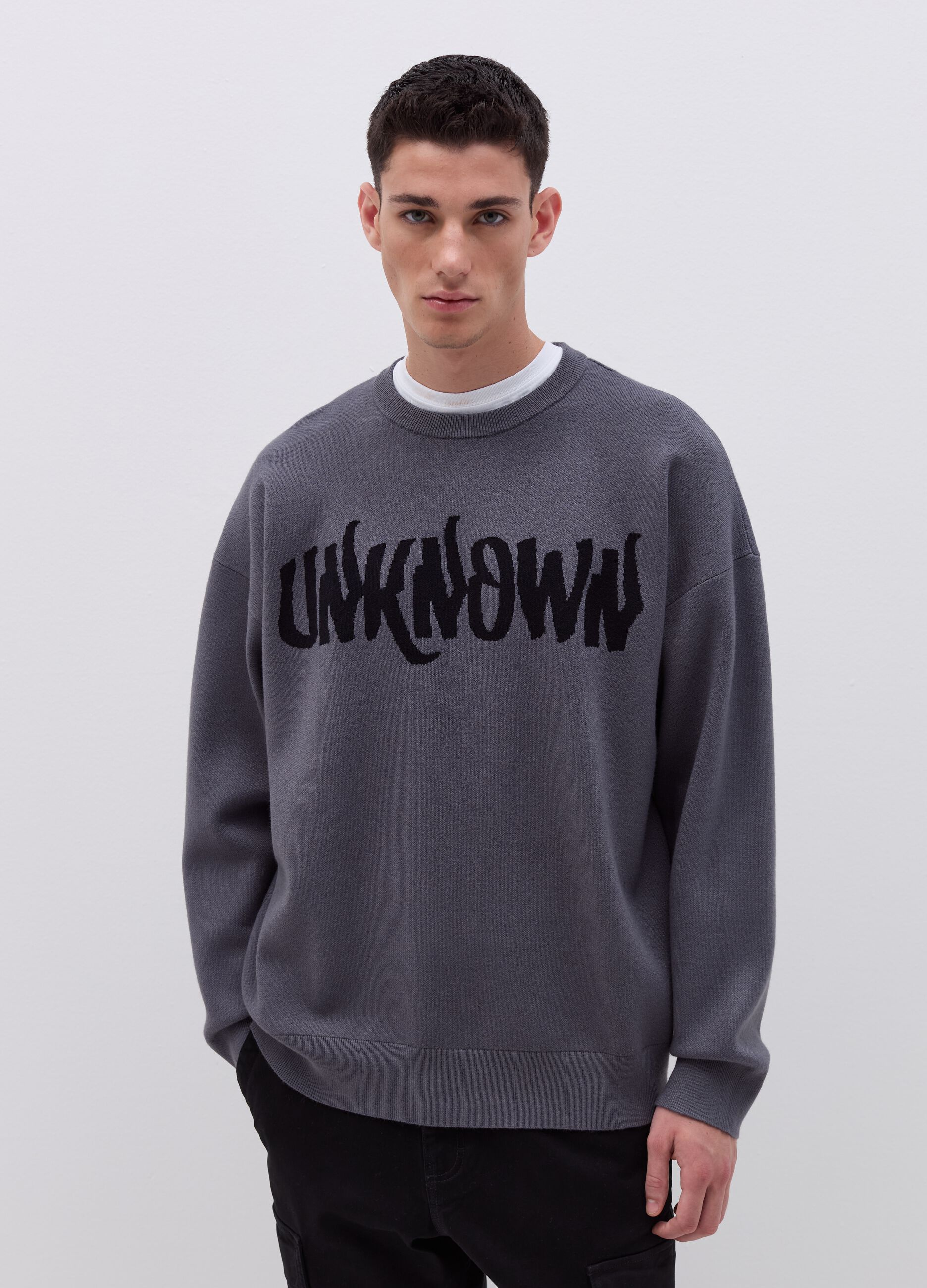 Pullover with jacquard lettering