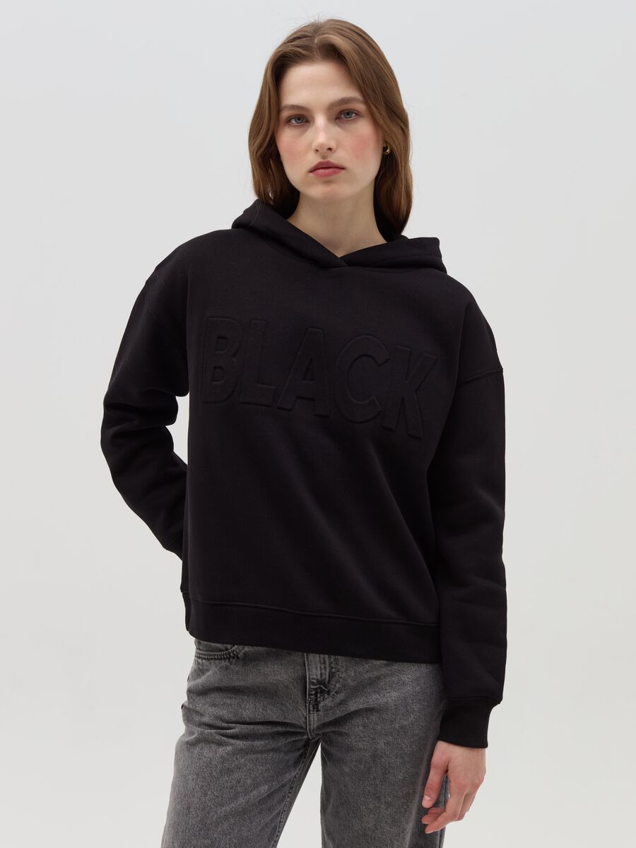 Essential sweatshirt with raised lettering_0