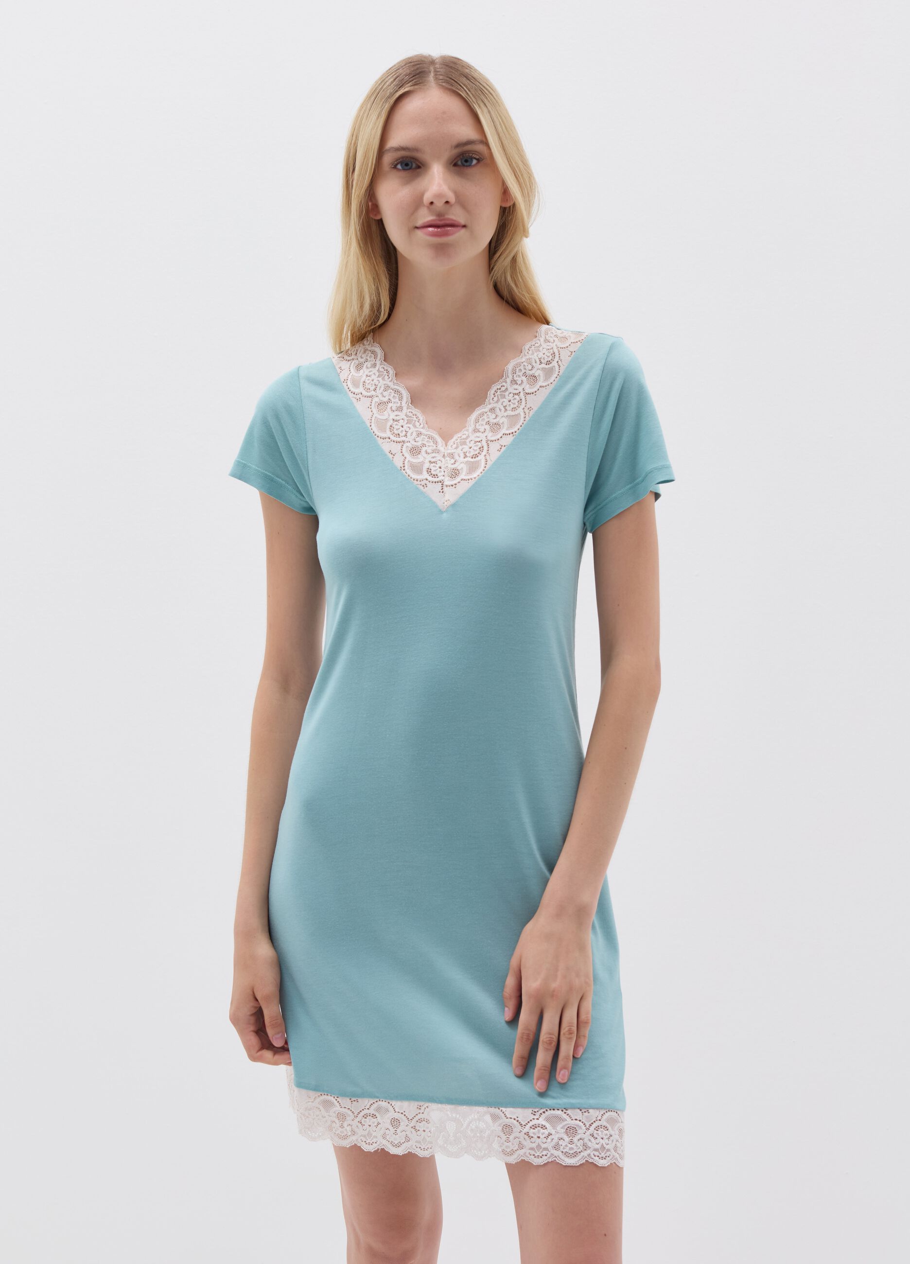 Nightdress with short lace sleeves