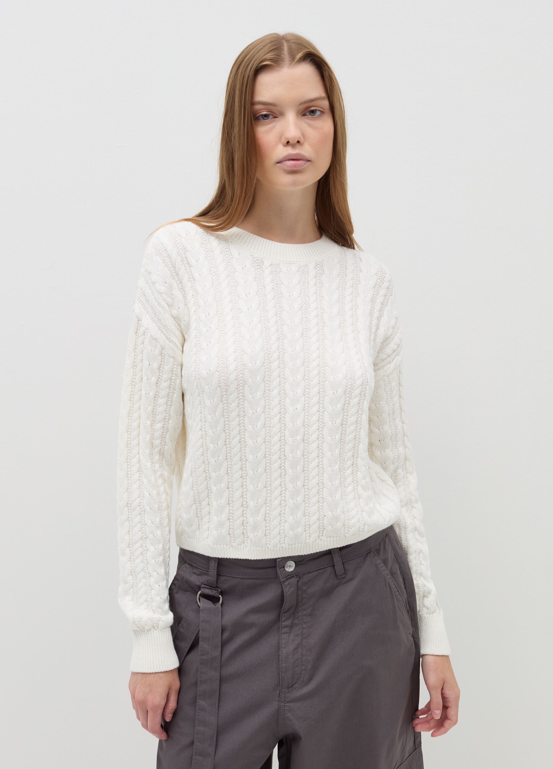 Cropped pullover with cable-knit design