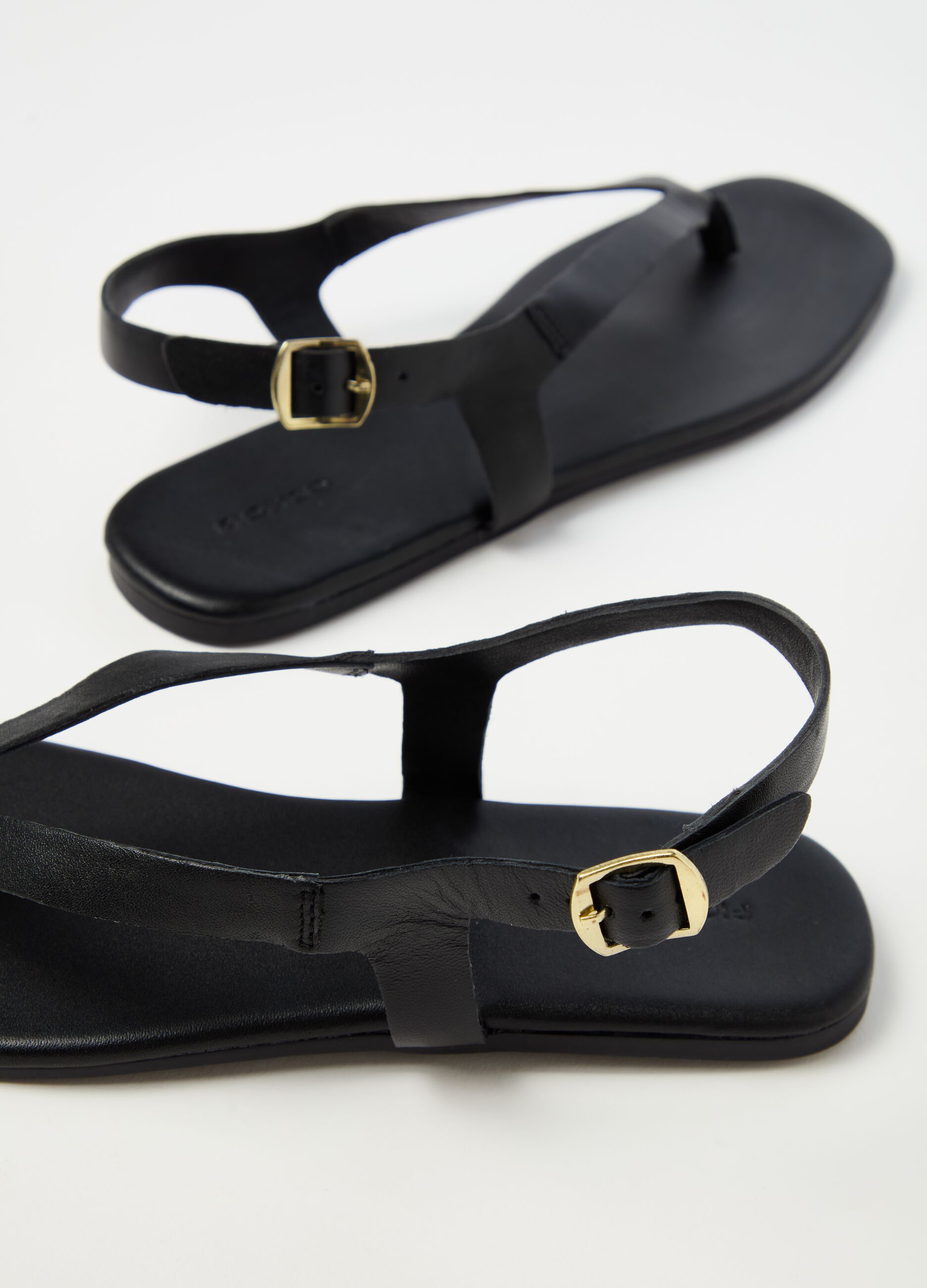 Contemporary thong sandals in leather