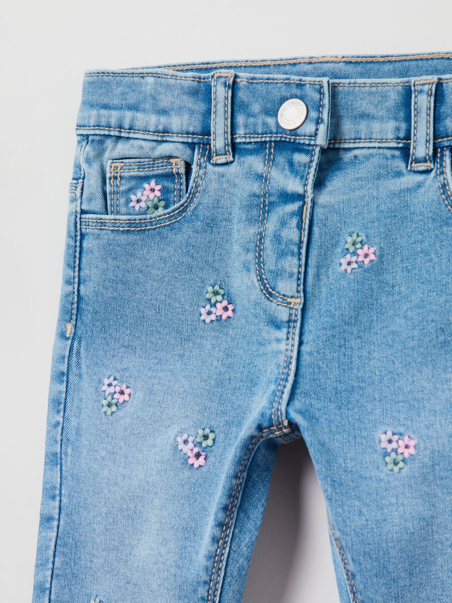 Jeans cinque tasche con ricamo fiorellini_2