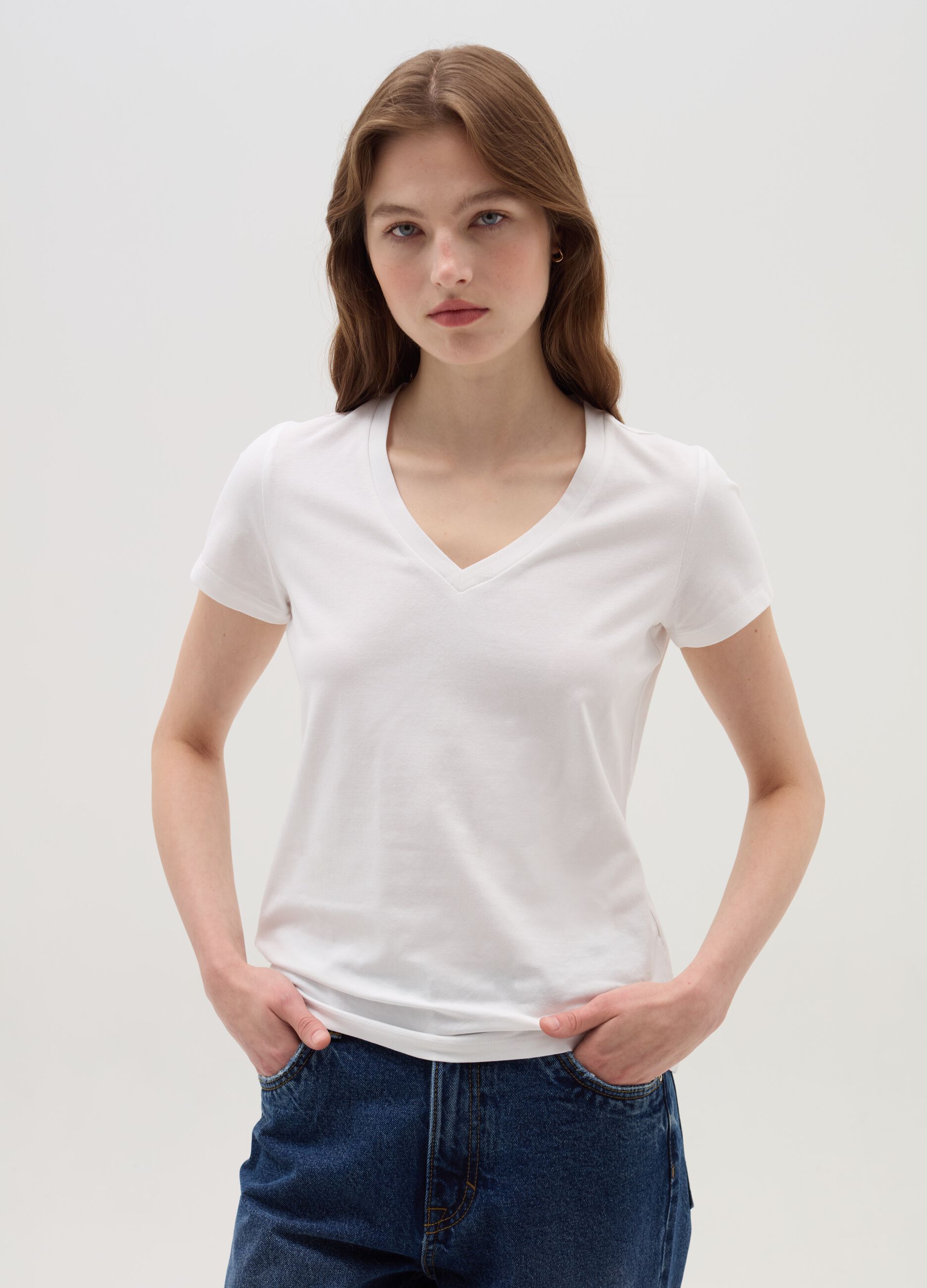 Solid colour T-shirt with V neck