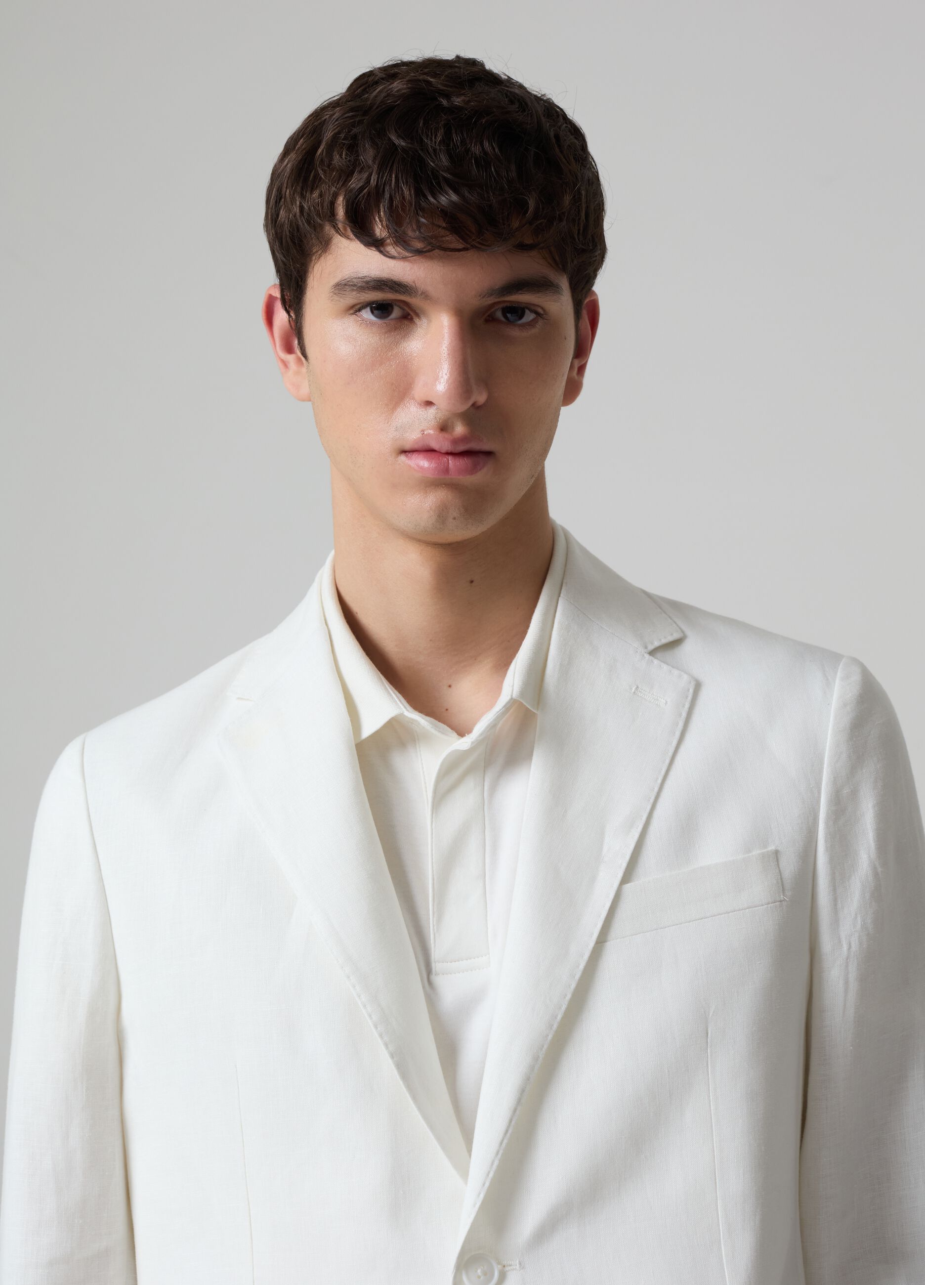 Contemporary single-breasted blazer in linen