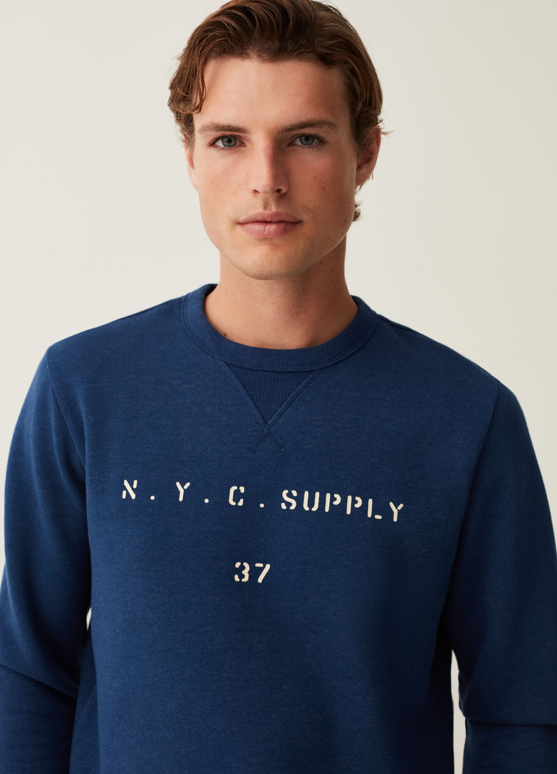 Sweatshirt with round neck and V detail