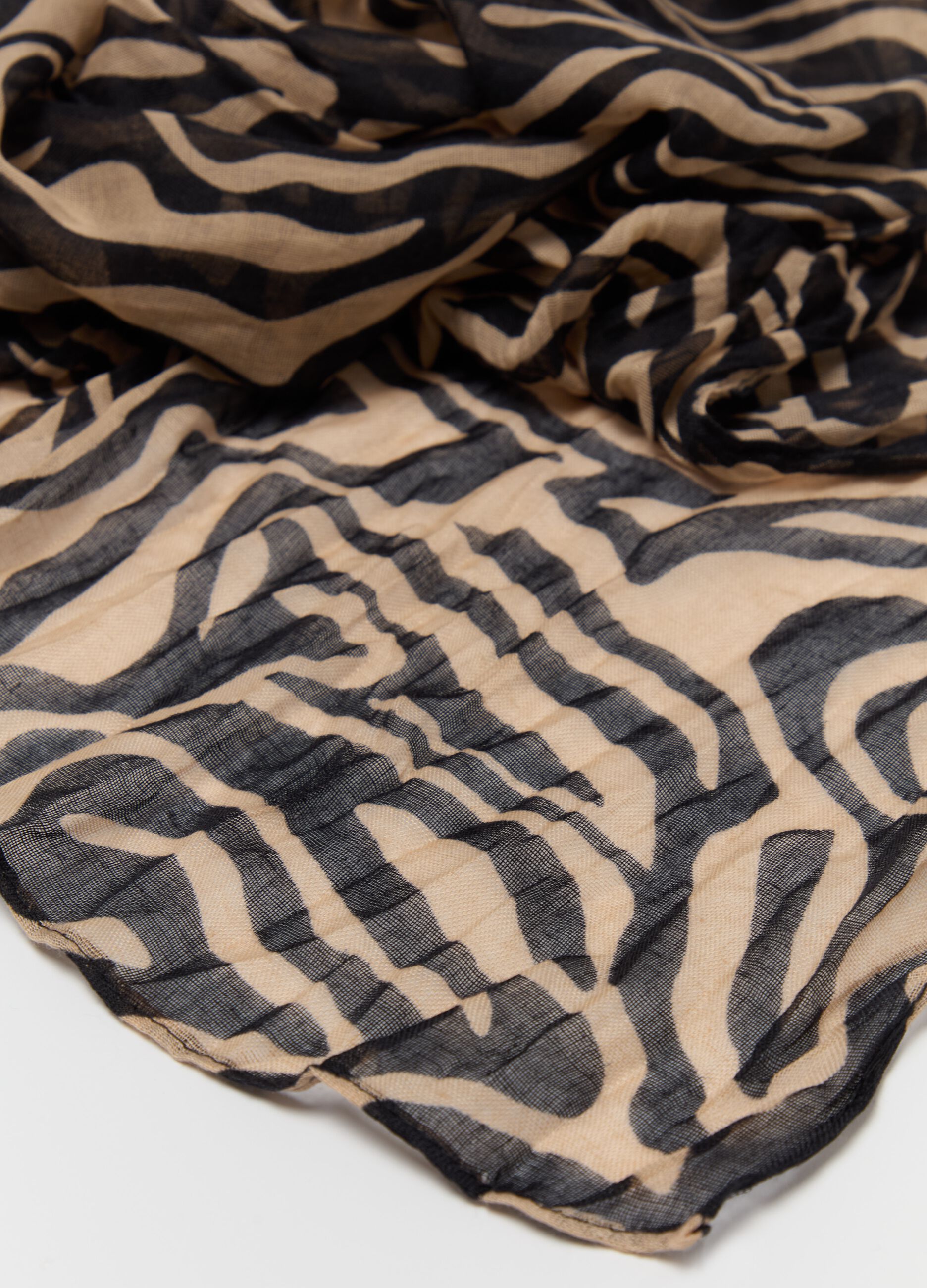 Crinkle-effect pashmina with all-over print