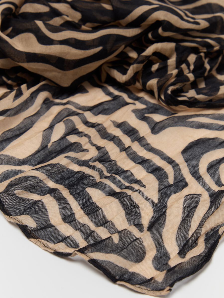 Crinkle-effect pashmina with all-over print_2