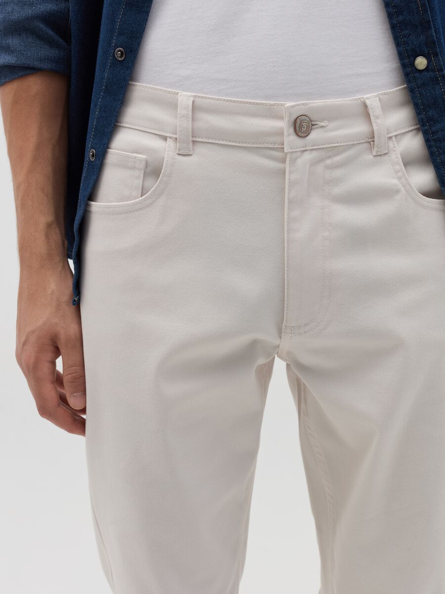 Slim-fit twill trousers with five pockets_2