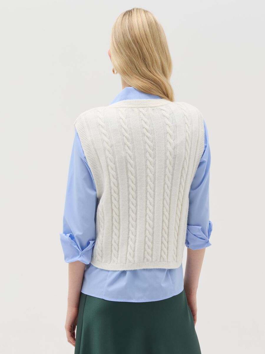 Cable-knit closed gilet with V neck_2