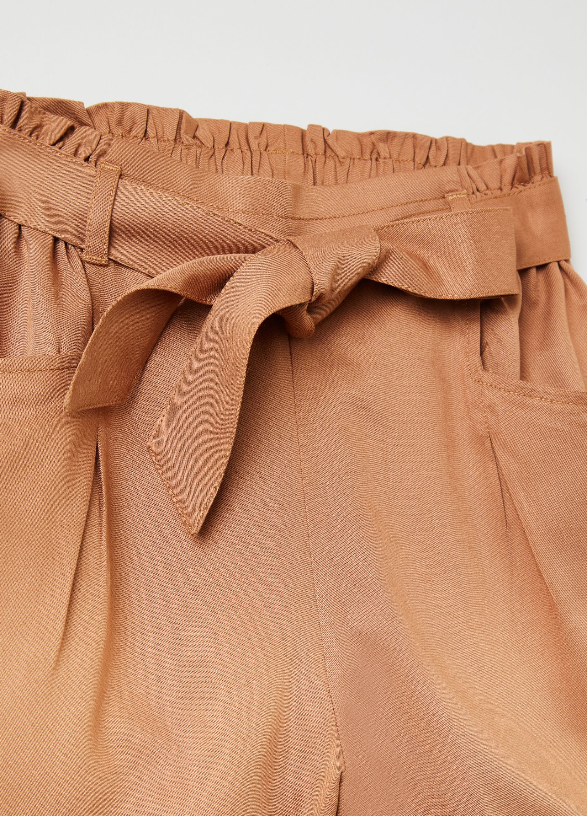 Shorts in viscose with belt