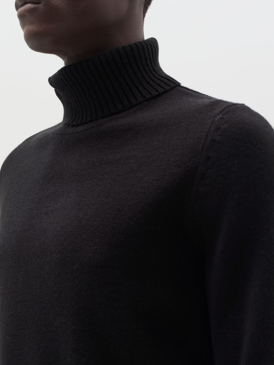 Pullover with high neck_3