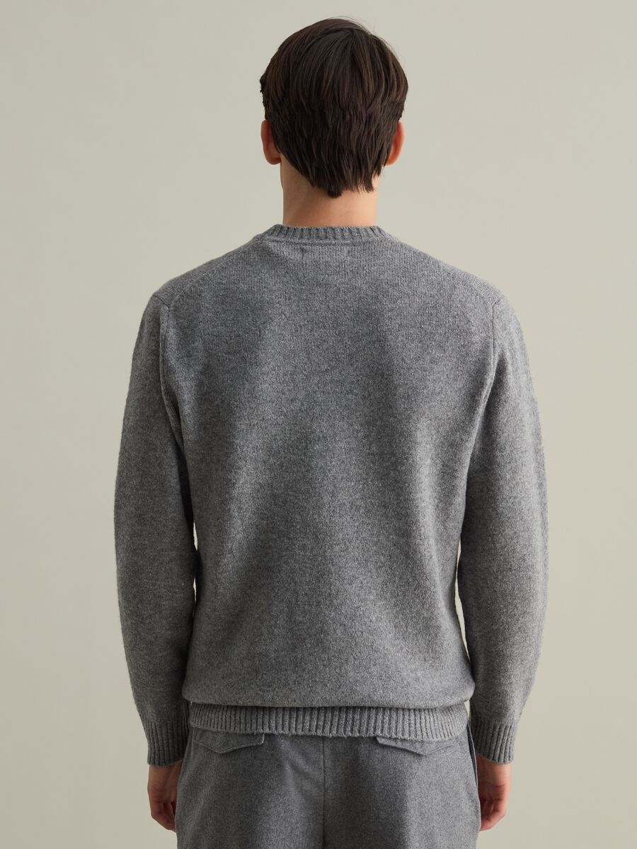 Contemporary pullover with round neck_2