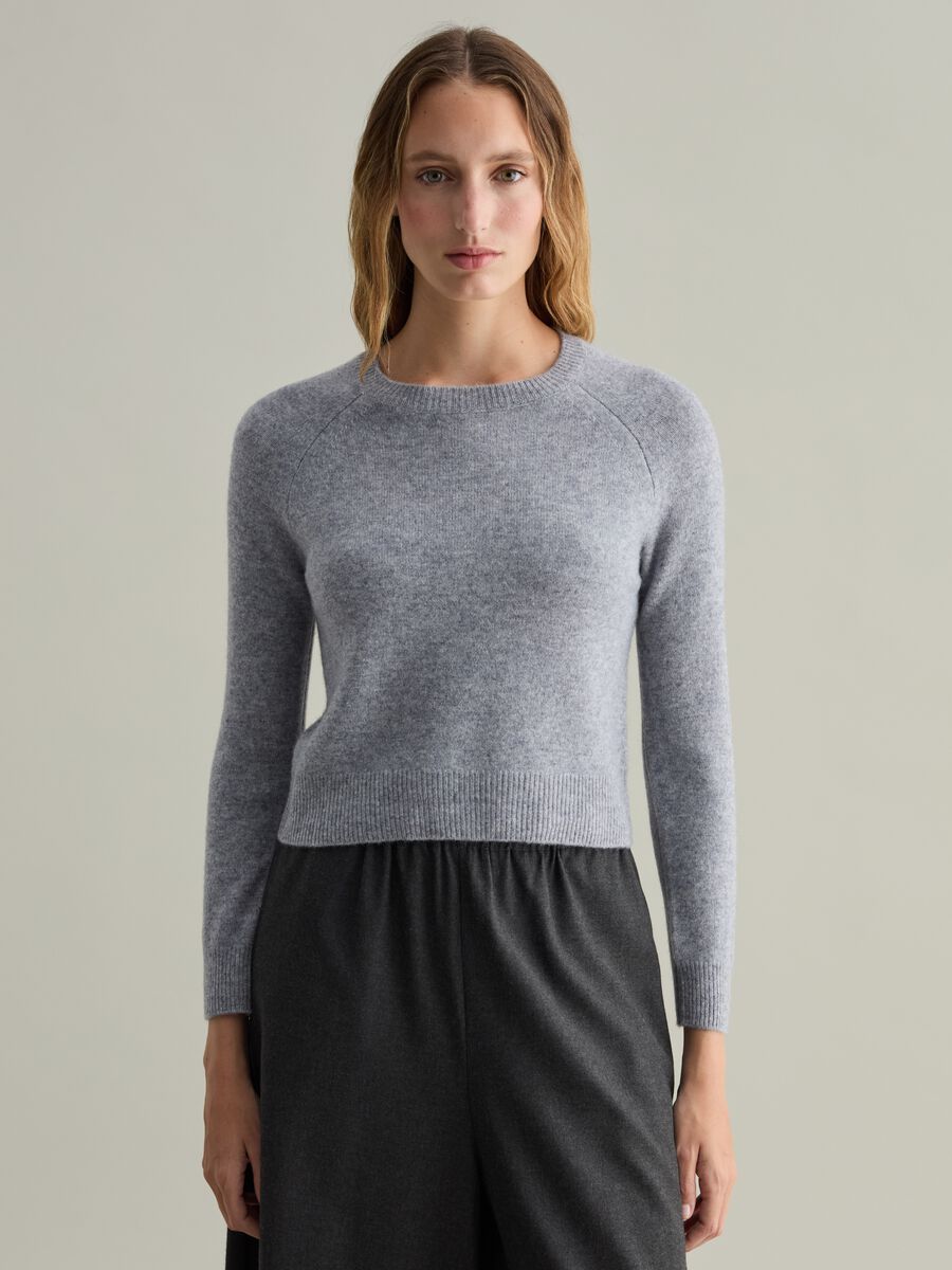 Contemporary wool pullover with raglan sleeves_0