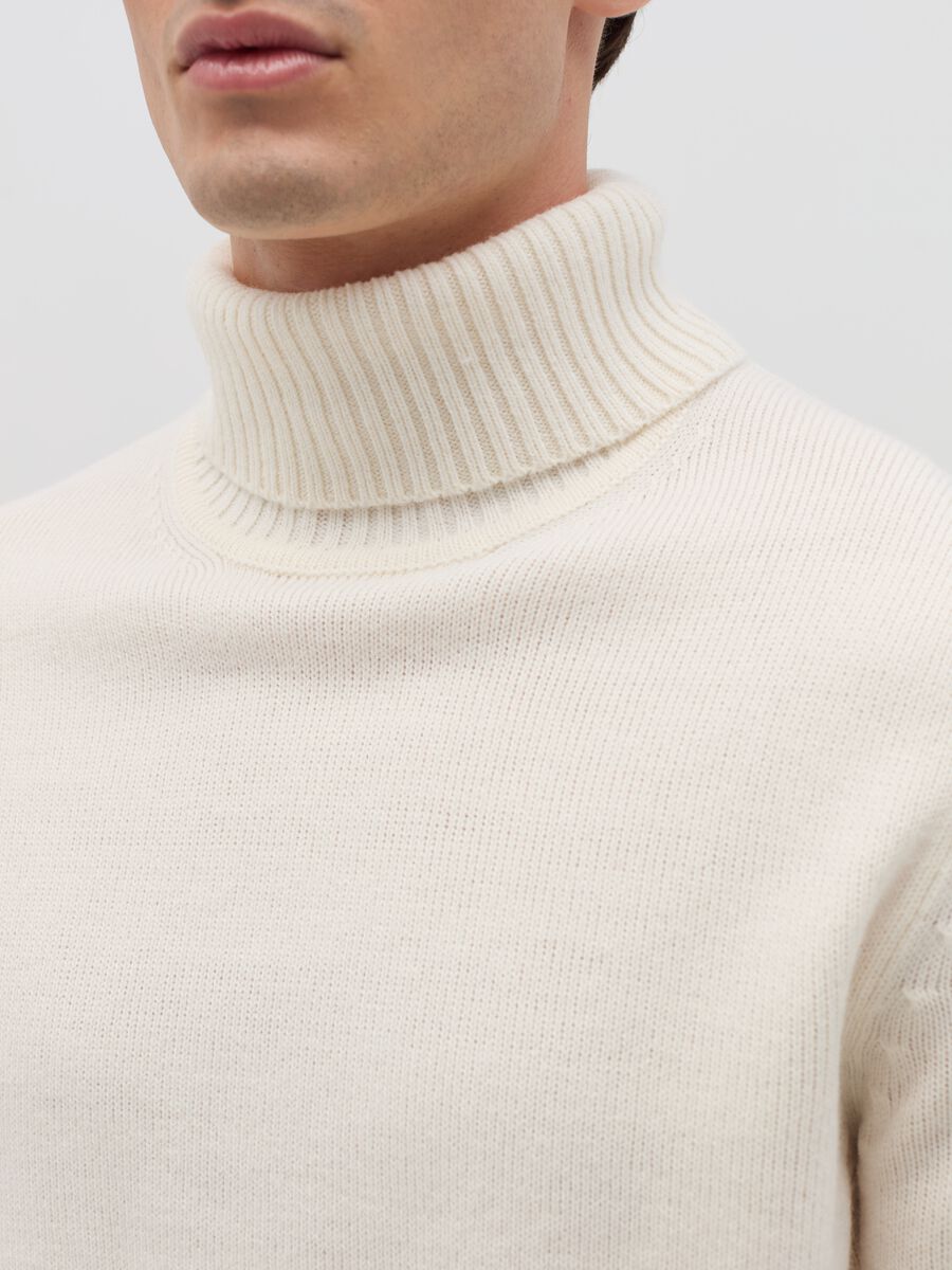 Pullover with high neck_2