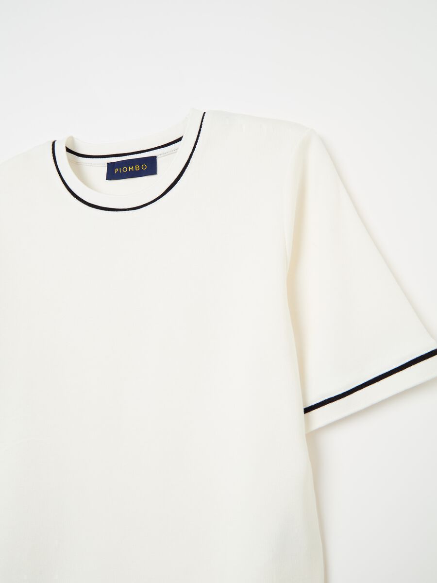 Contemporary T-shirt with contrasting piping_1
