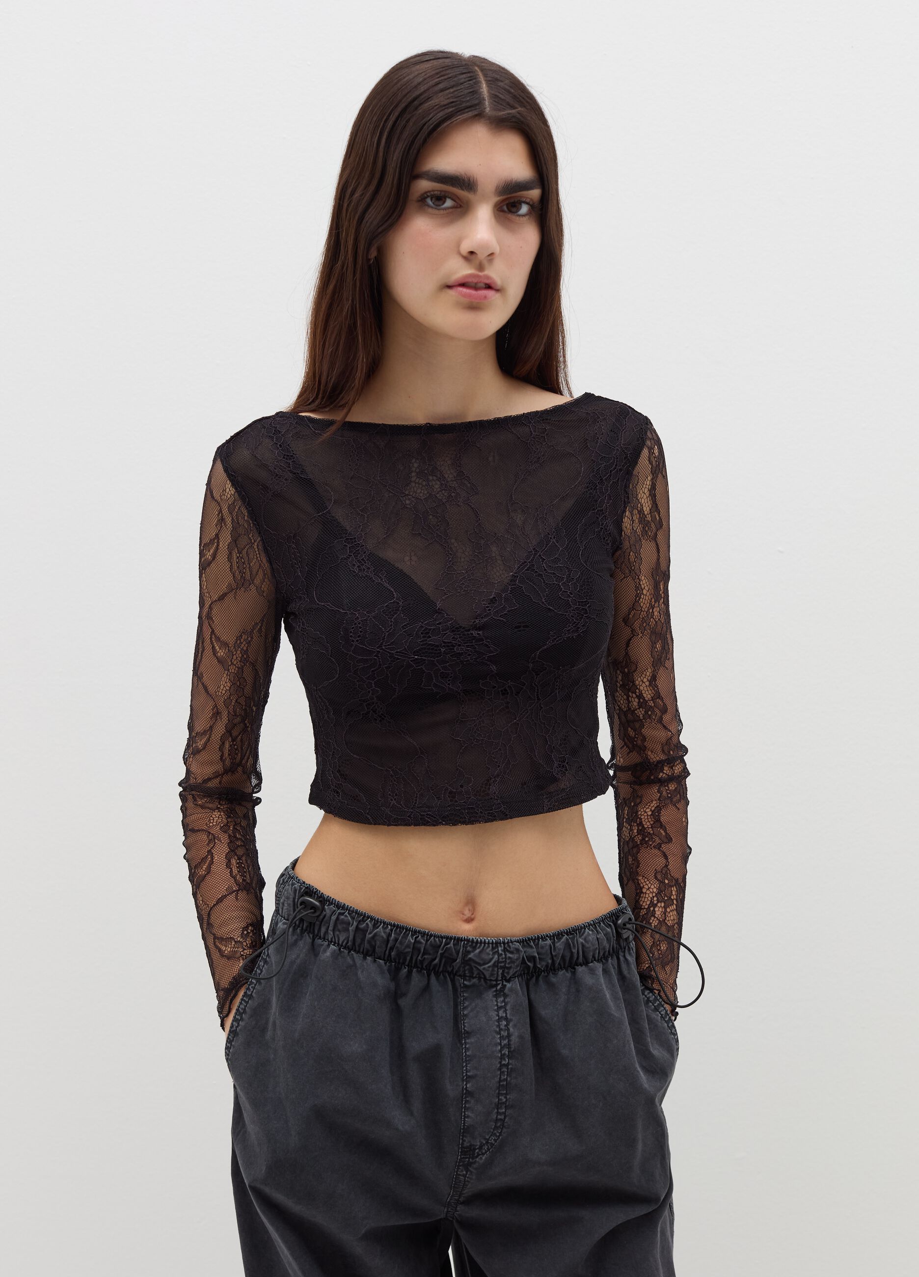 T-shirt crop in pizzo con maniche lunghe