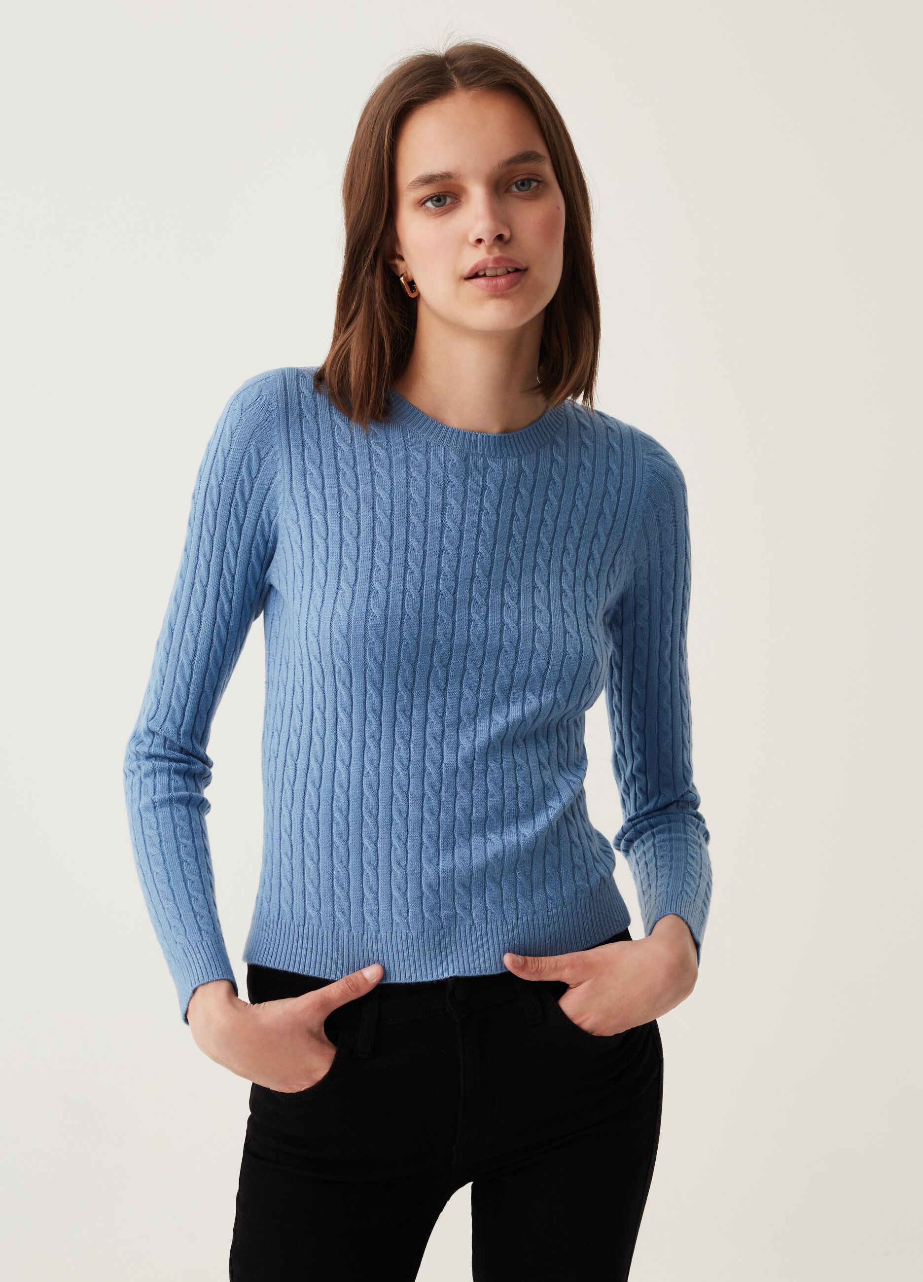 Pullover with round neck and ribbed design