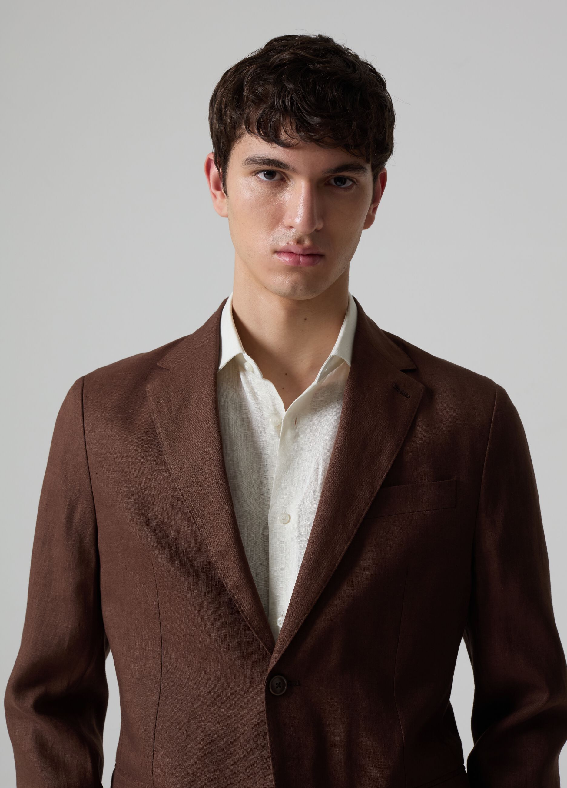 Contemporary single-breasted blazer in linen