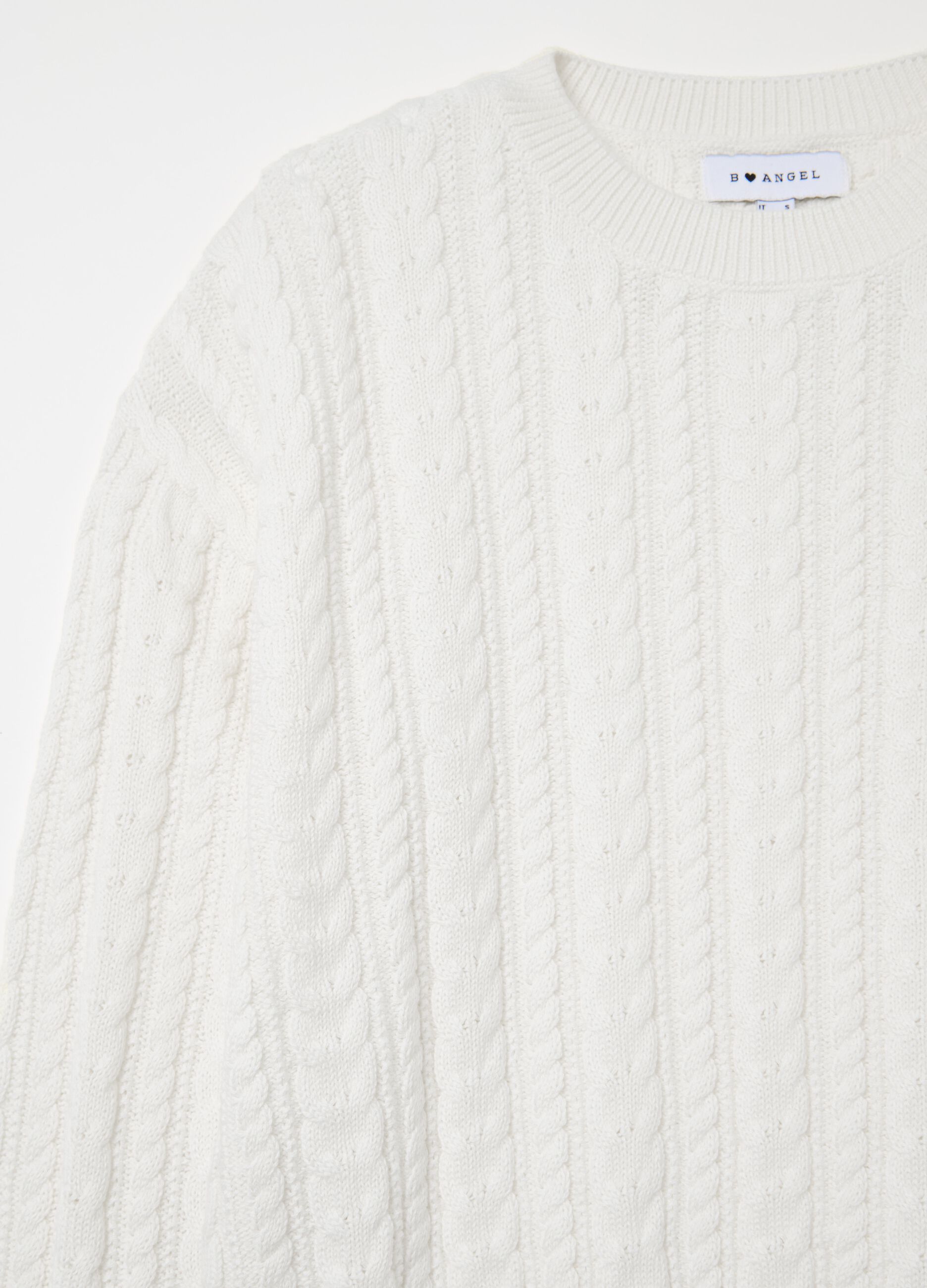 Cropped pullover with cable-knit design