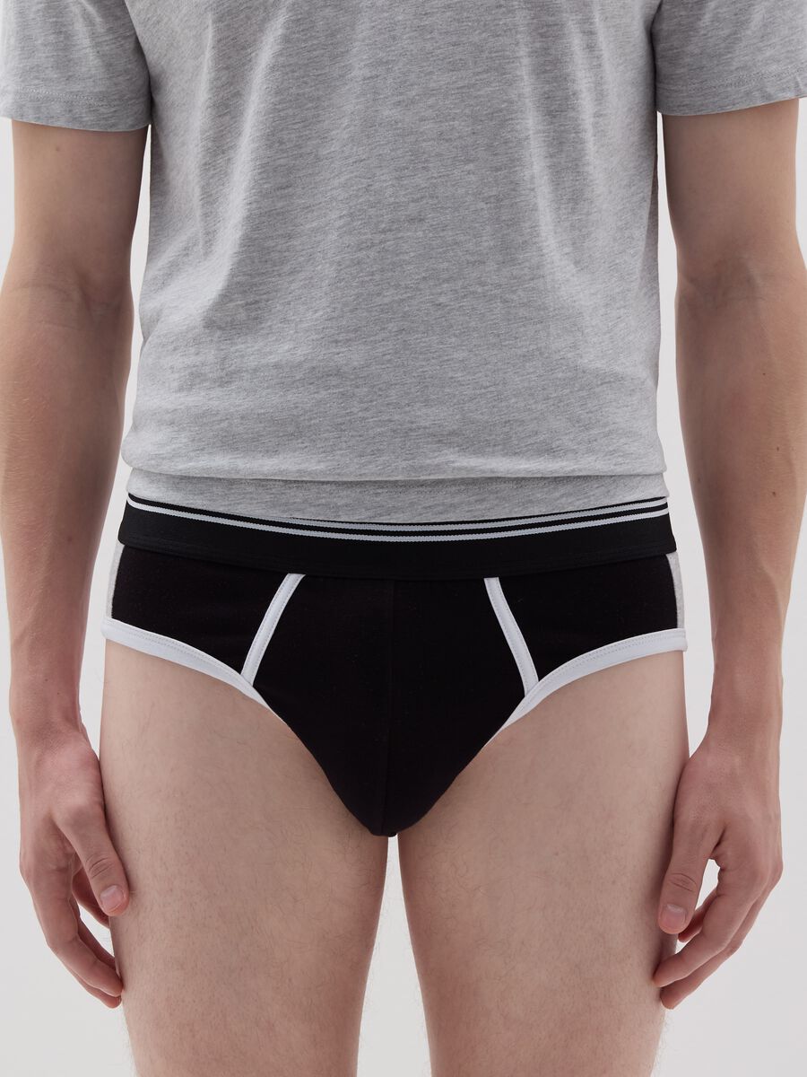 Briefs with contrasting details_1