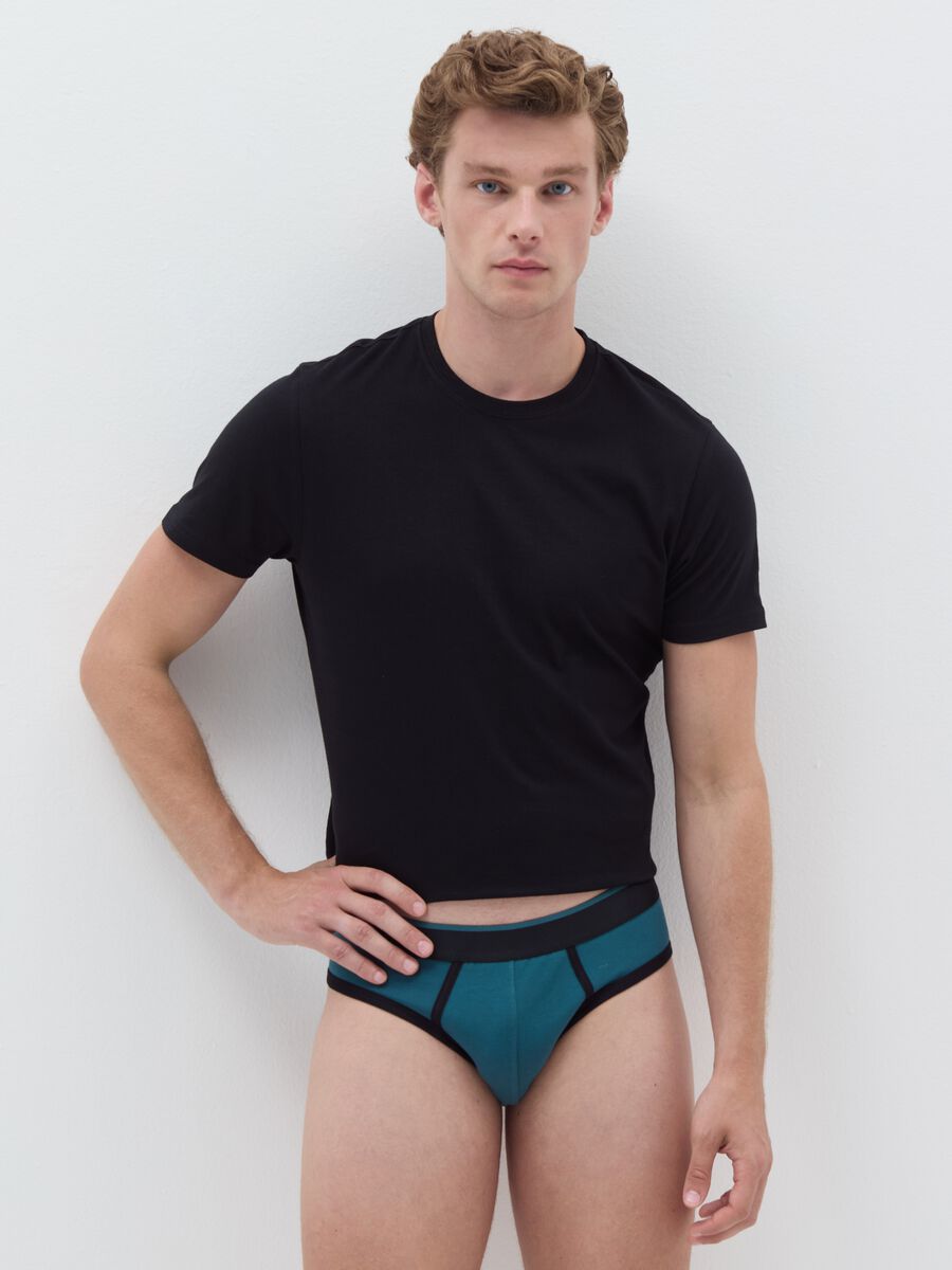 Three-pack briefs with contrasting piping_1