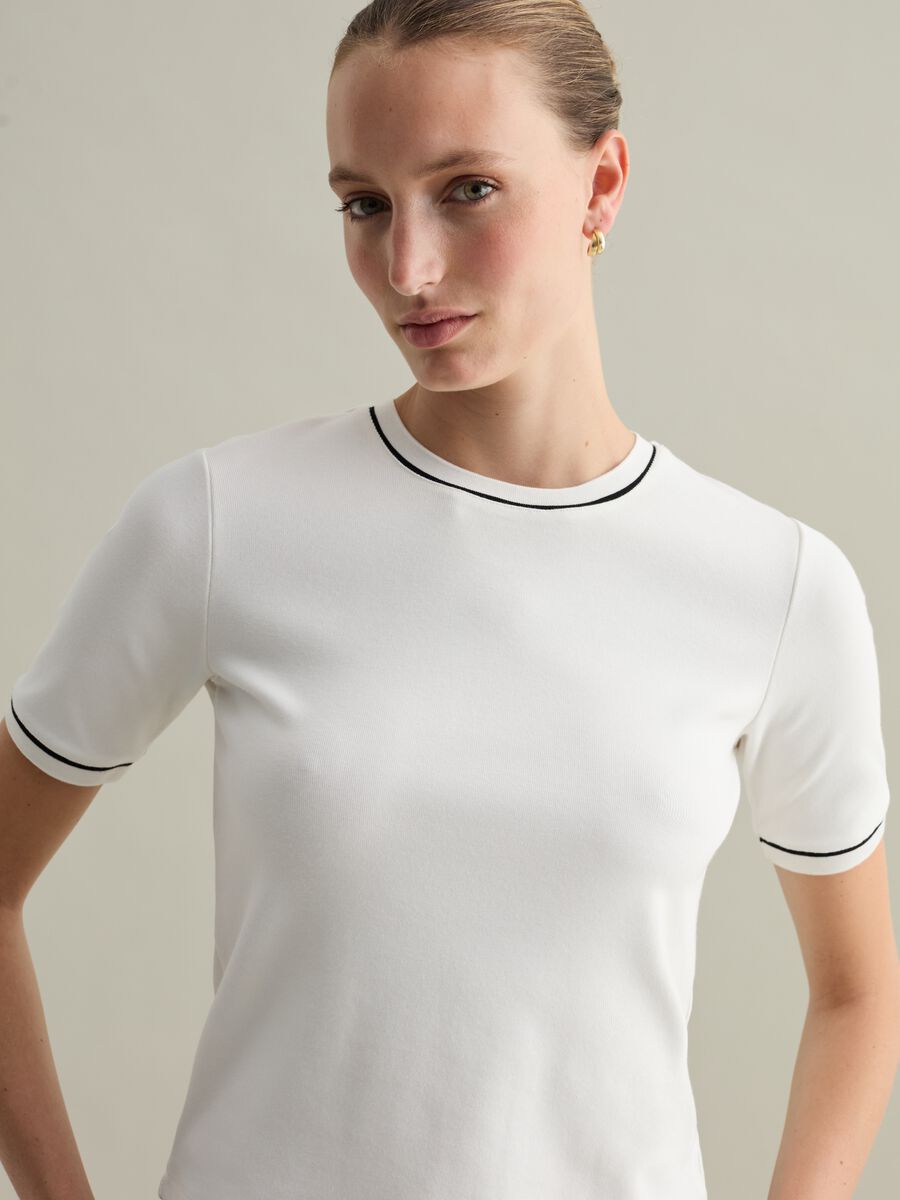 Contemporary T-shirt with contrasting piping_0