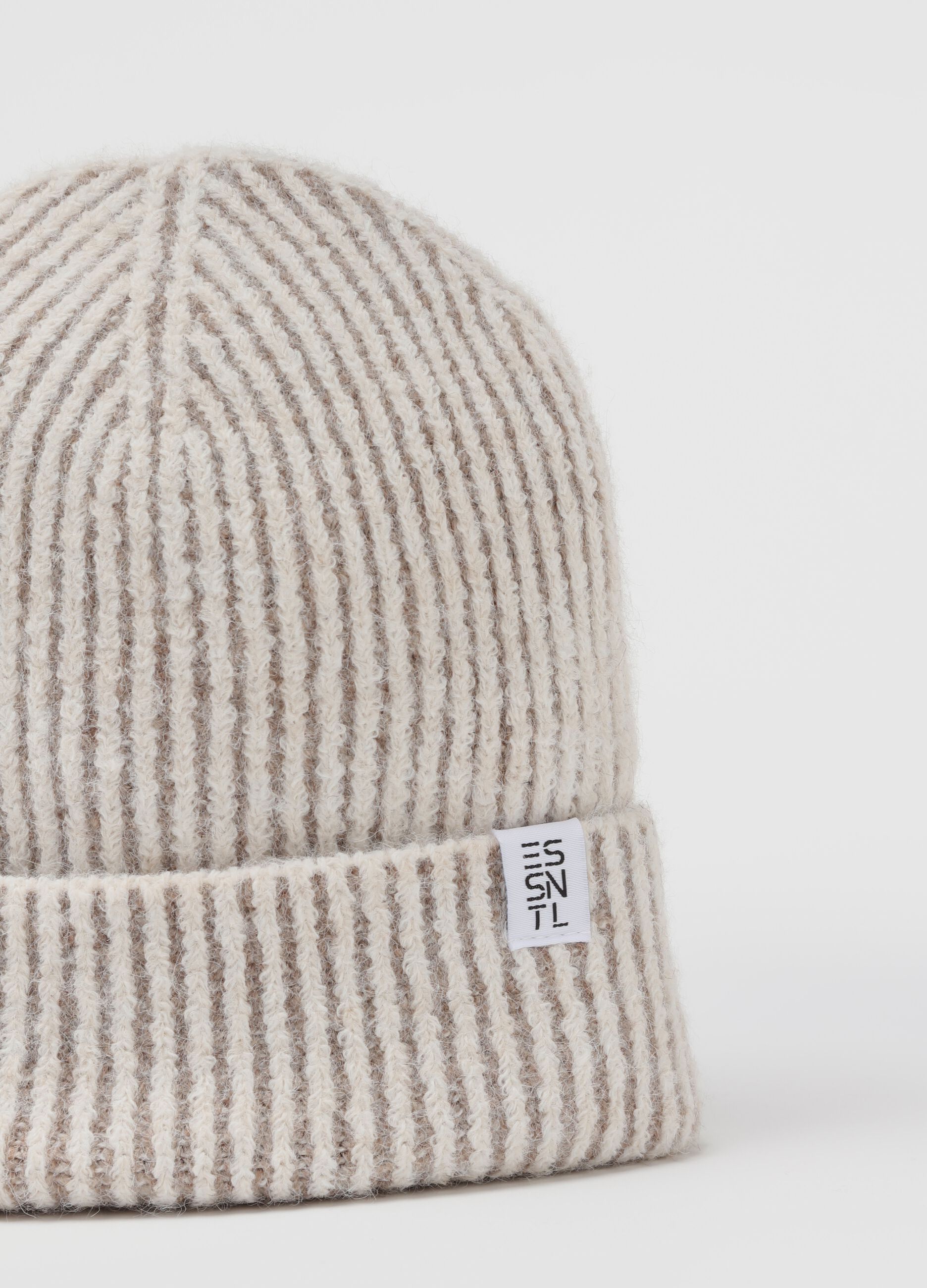 Essential hat in two-tone ribbing