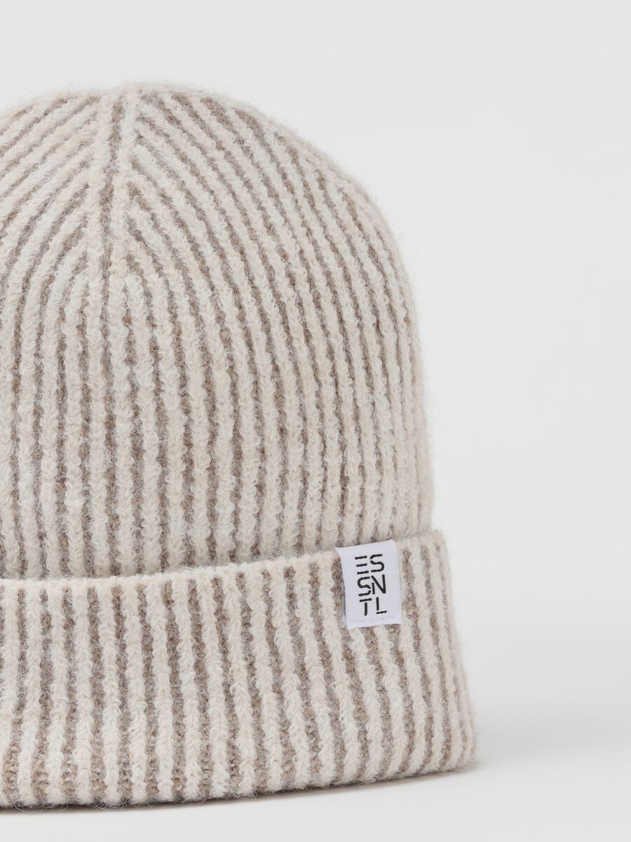 Essential hat in two-tone ribbing_2