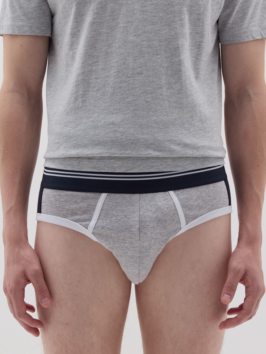 Briefs with contrasting details_1