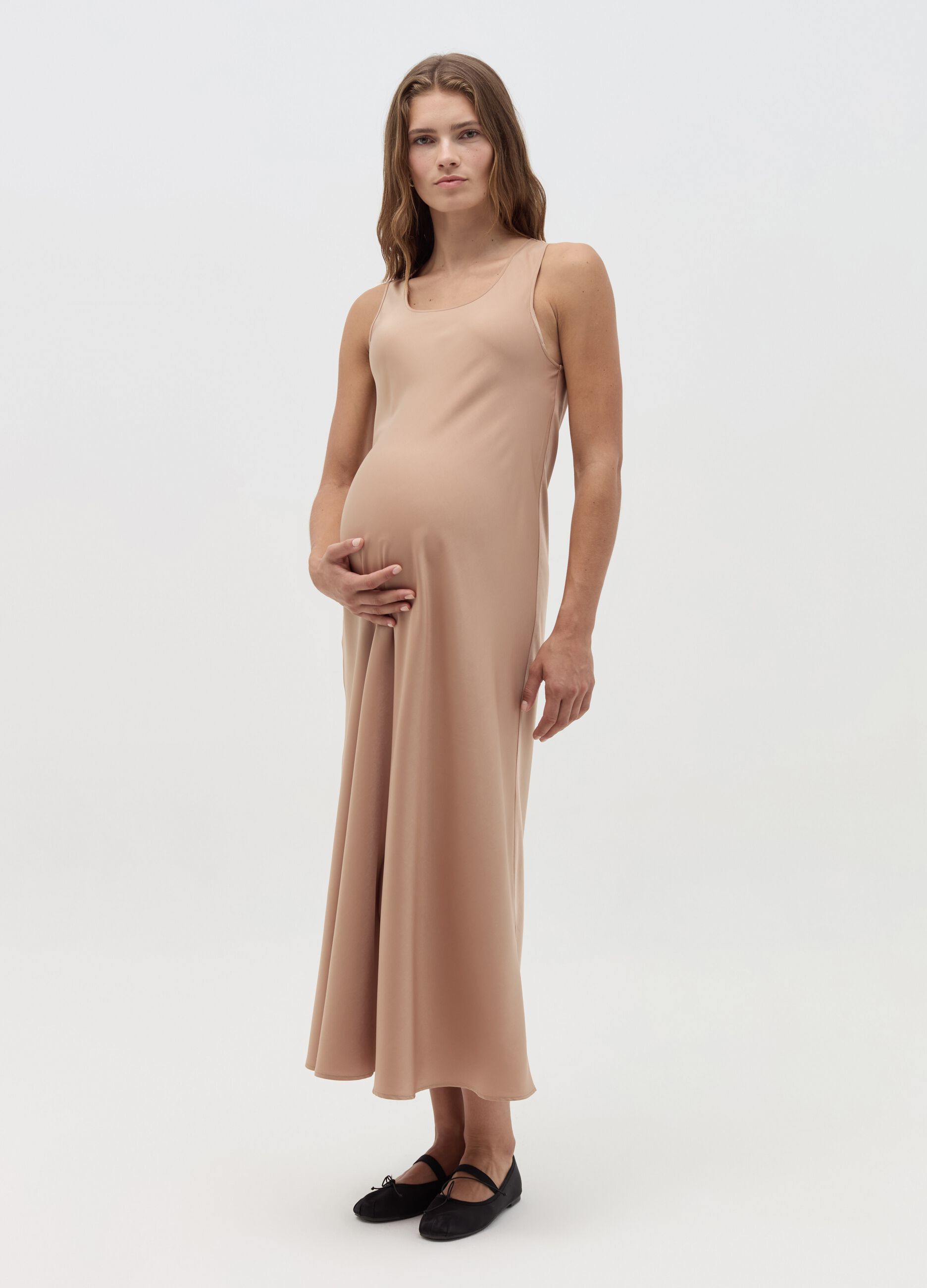 Sleeveless maternity dress in satin