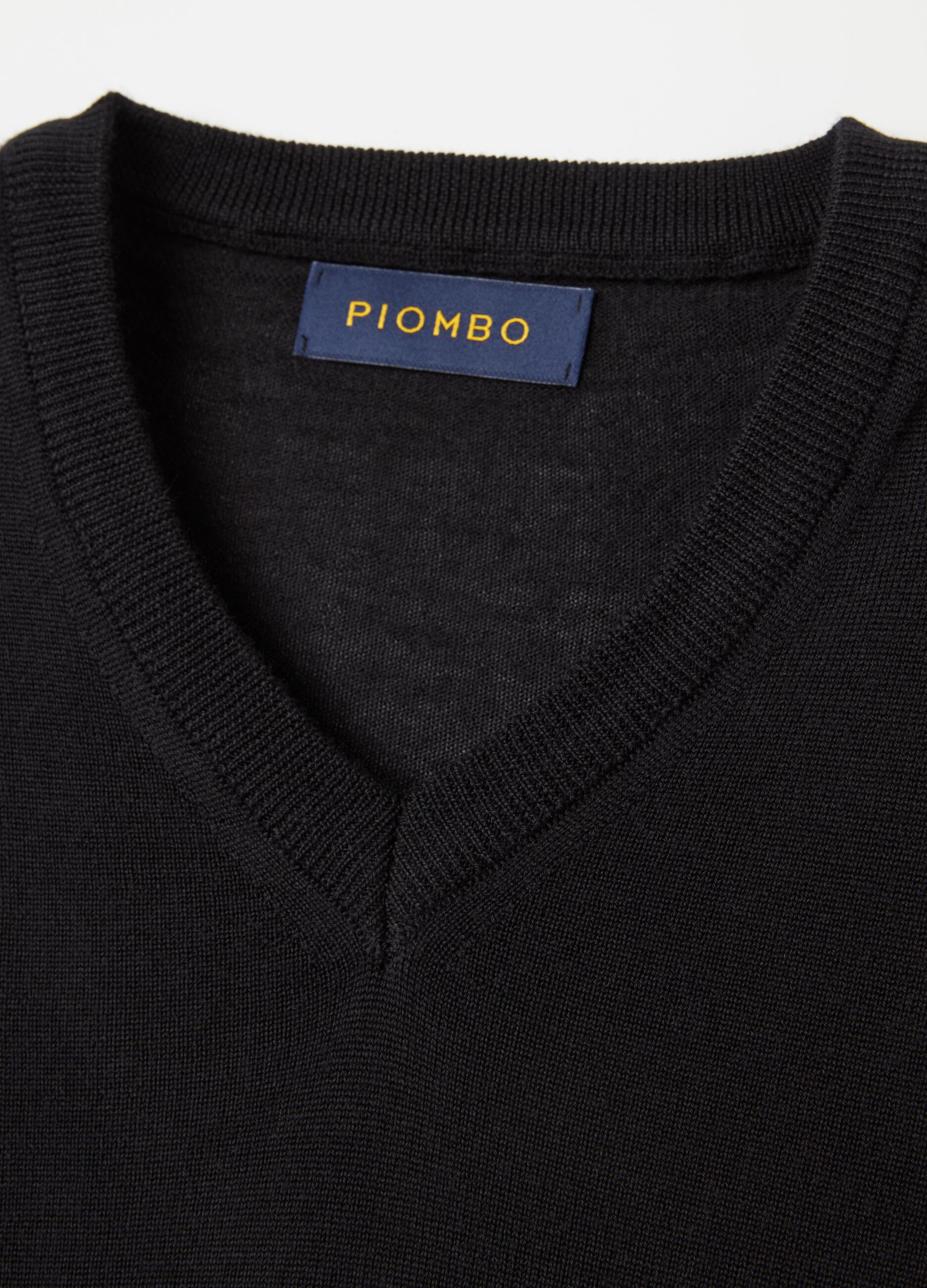 Merino wool pullover with V neck