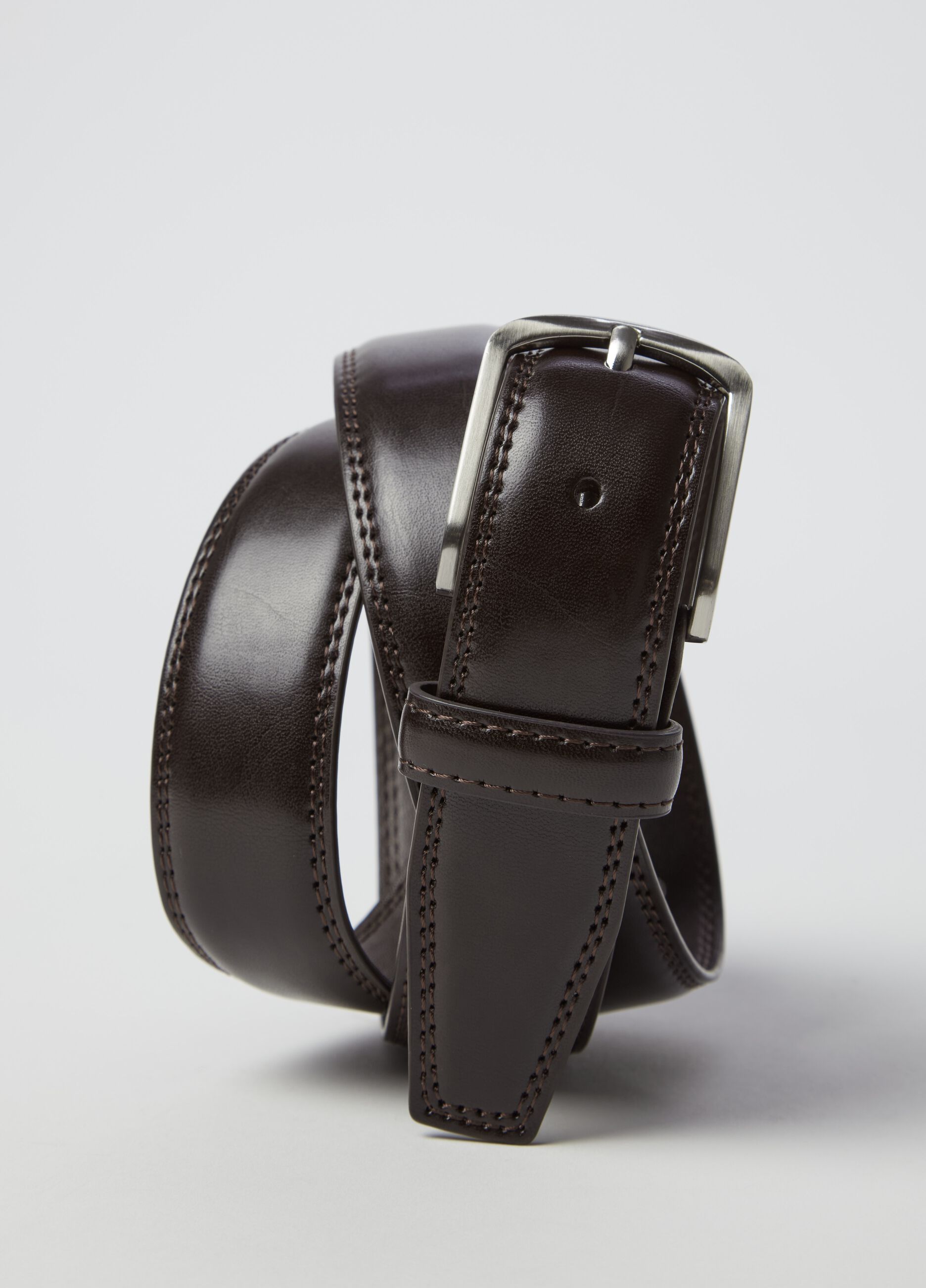 Rounded belt with metal buckle